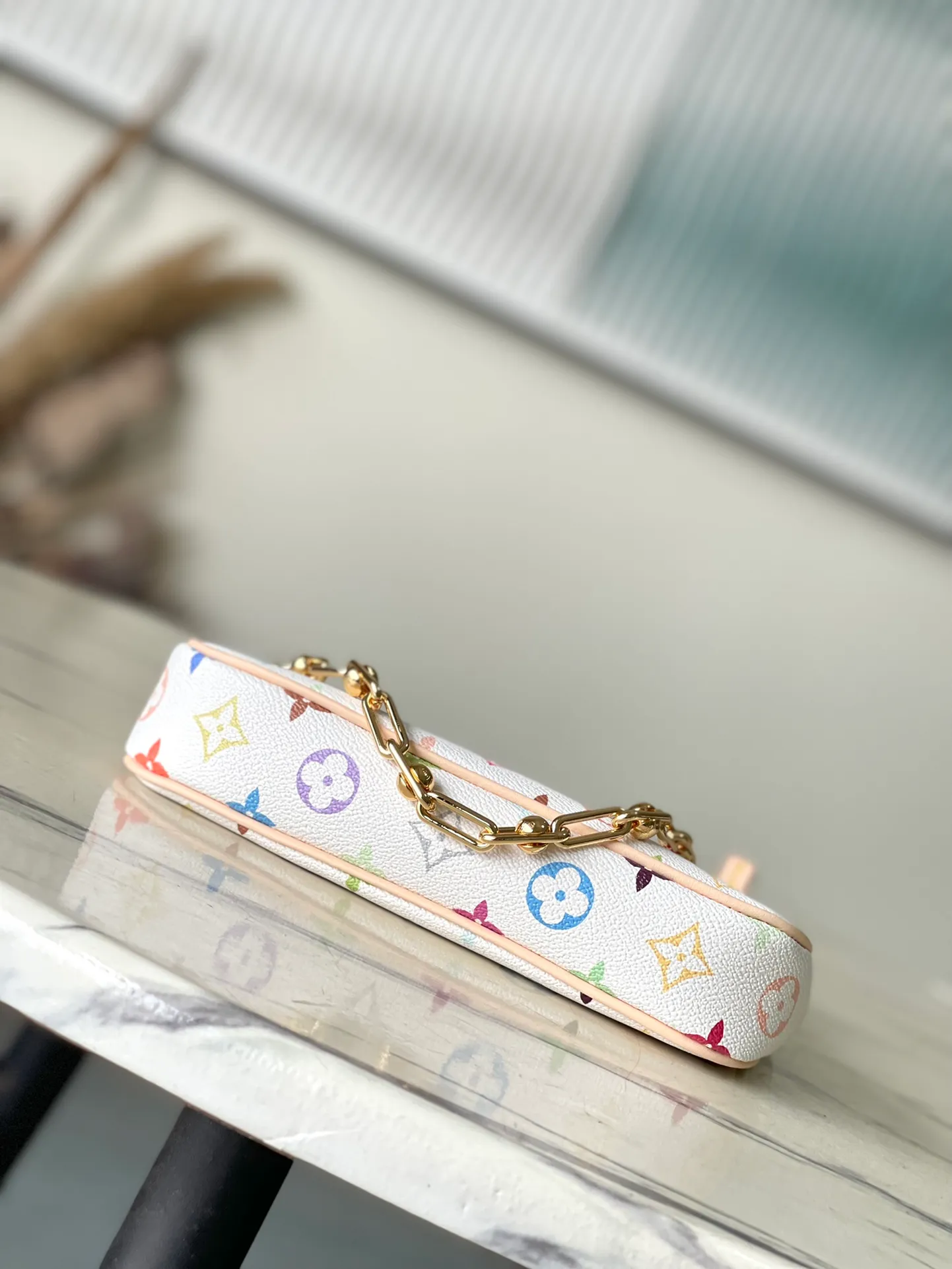 💰880 Top Original Order M13404 This Pochette Accessoires handbag is made of coated canvas and uses colorful Monogram patterns to interpret the smart style of the Louis Vuitton x Murakami cross-border collaboration series. Calf leather trim and dazzling hardware add to the sophisticated details, while the detachable shoulder strap and chain allow for flexible carry. Dimensions: 22 × 13 × 4 cm
