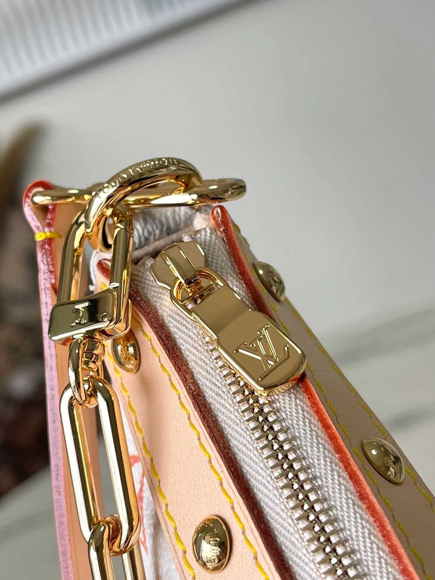 💰880 Top Original Order M13404 This Pochette Accessoires handbag is made of coated canvas and uses colorful Monogram patterns to interpret the smart style of the Louis Vuitton x Murakami cross-border collaboration series. Calf leather trim and dazzling hardware add to the sophisticated details, while the detachable shoulder strap and chain allow for flexible carry. Dimensions: 22 × 13 × 4 cm