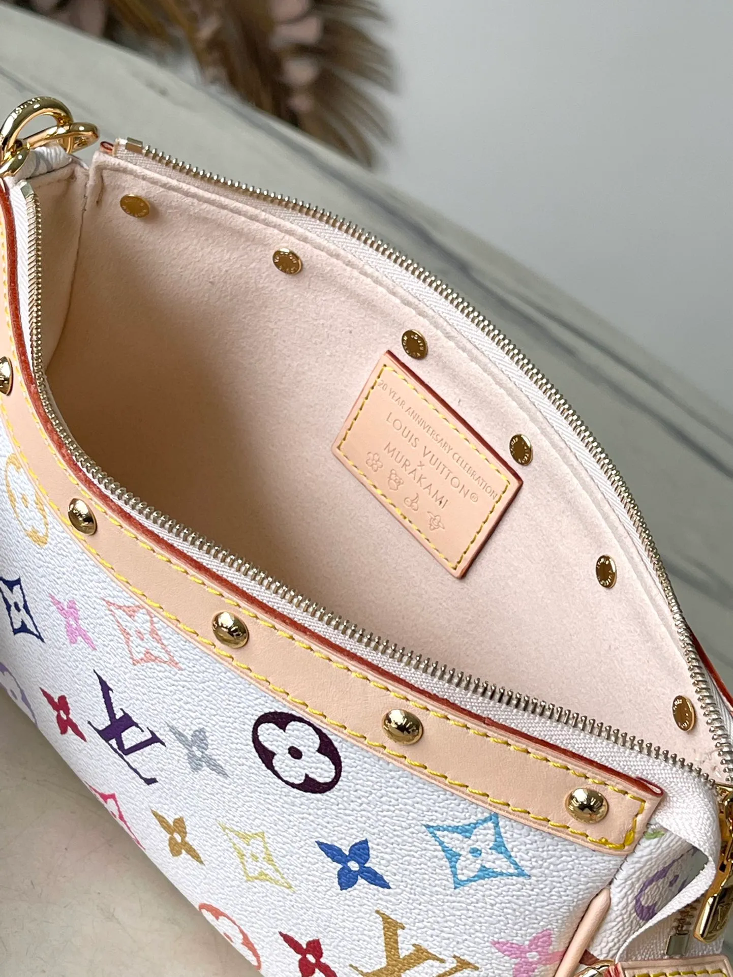 💰880 Top Original Order M13404 This Pochette Accessoires handbag is made of coated canvas and uses colorful Monogram patterns to interpret the smart style of the Louis Vuitton x Murakami cross-border collaboration series. Calf leather trim and dazzling hardware add to the sophisticated details, while the detachable shoulder strap and chain allow for flexible carry. Dimensions: 22 × 13 × 4 cm
