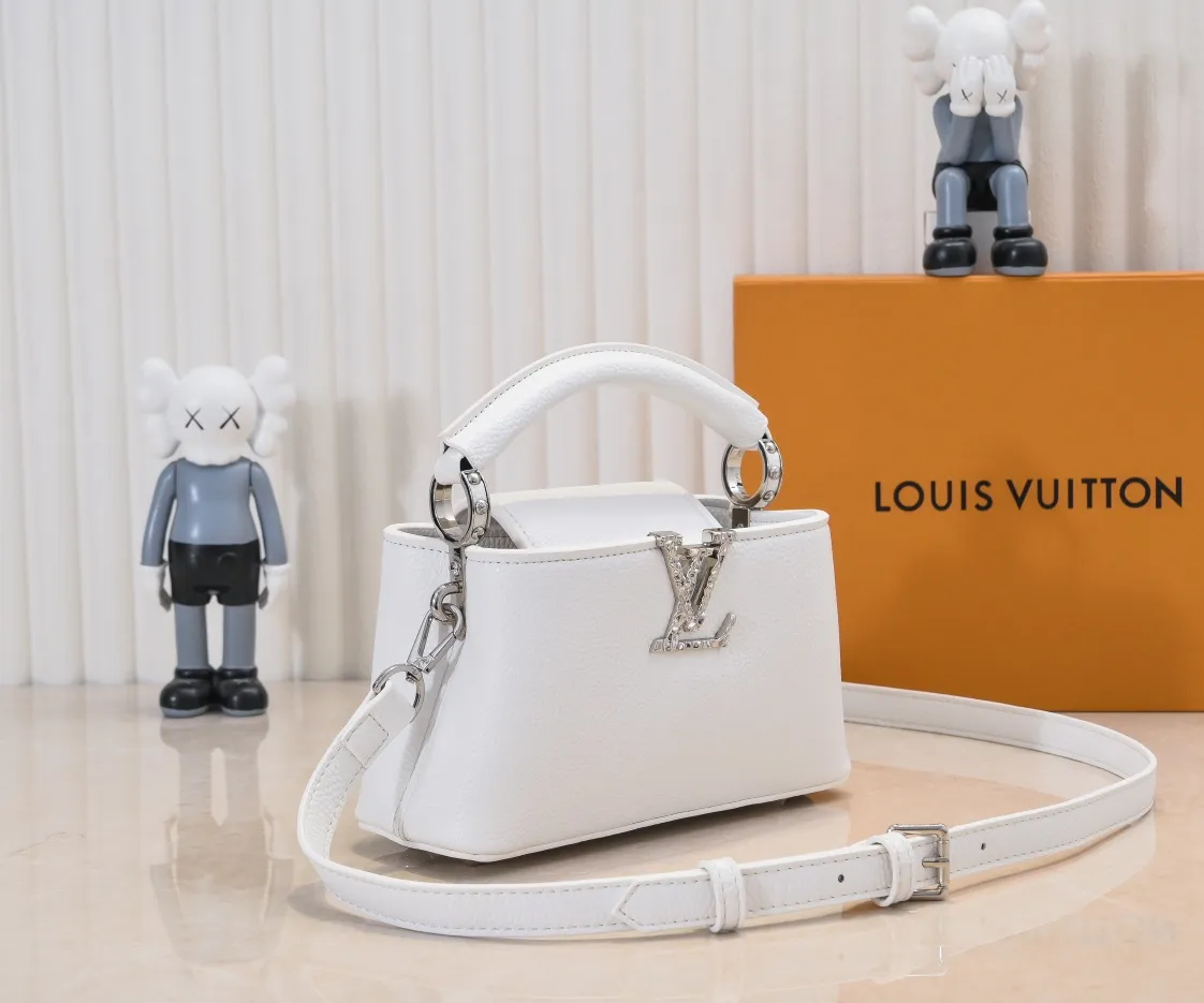 Upgraded version P420 M24671 This Capucines East West mini handbag is made of grained cow leather embellished with LV letters. Its elegant configuration includes compartments, zipper pockets and patch pockets, making it easy to store mobile phones, short wallets and other small items. The detachable and adjustable shoulder strap unlocks the shoulder-carrying experience. 22 x 12 x 8 cm (length x height x width)