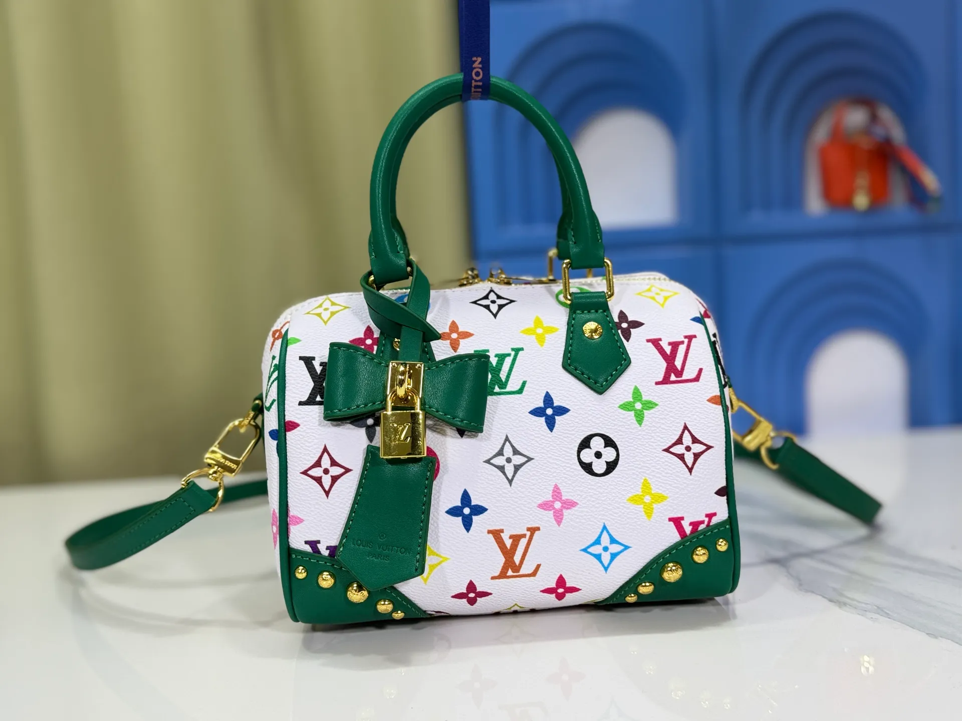 P280 upgraded original M58953 M46234 M46222 Speedy Bandoulière 20 handbag is made of soft coated canvas, and the full-length Monogram pattern is traced in colorful rainbow tones, highlighting the smart style of the Louis Vuitton x Murakami reissue series. The Toron handle and detachable shoulder strap are constructed of cow leather, the metal corners recall classic luggage elements, and the bow-shaped key bag and padlock add brand touches. Dimensions: 20.5 x 13.5 x 12.0 cm (length x height x width)