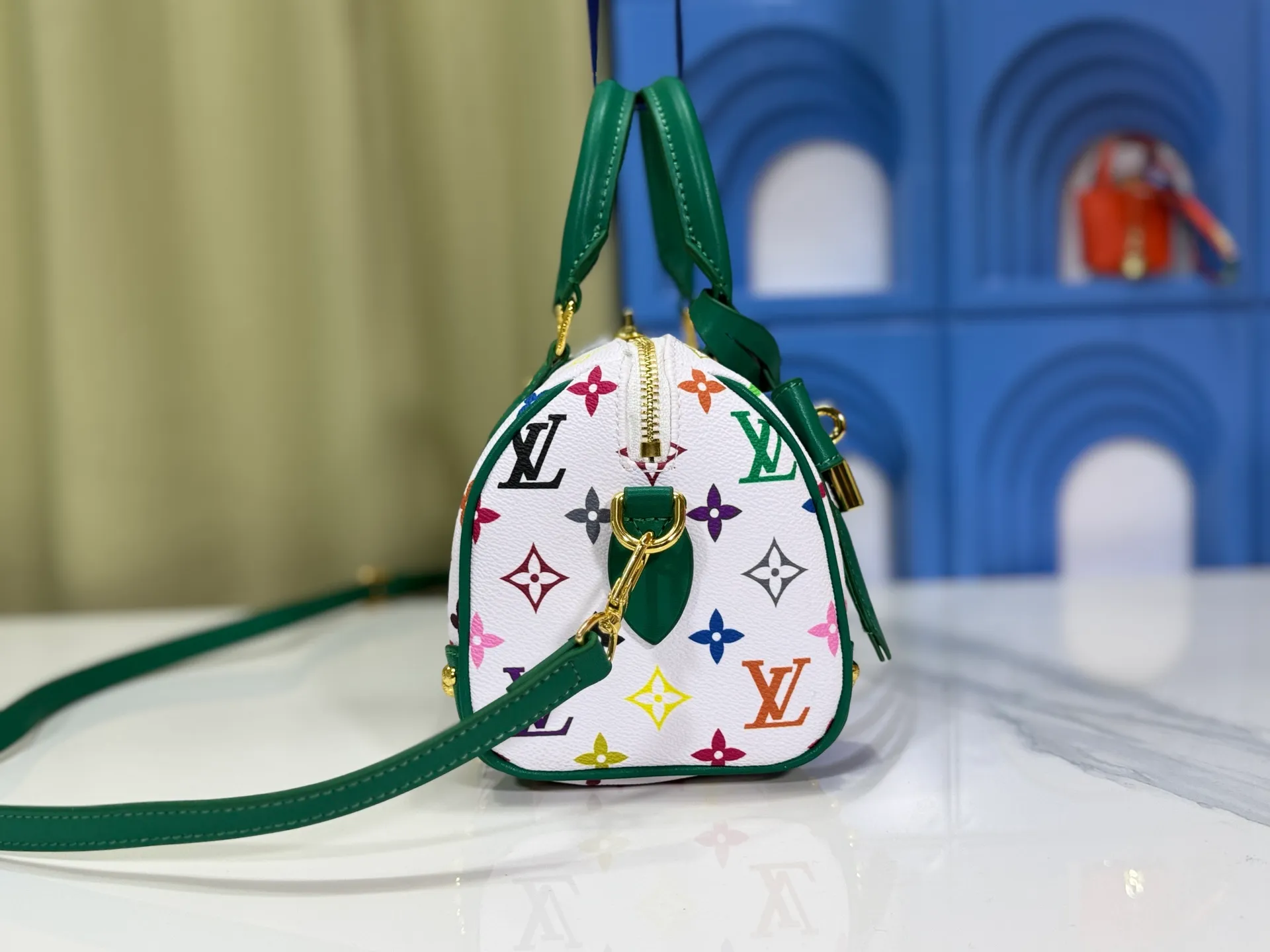 P280 upgraded original M58953 M46234 M46222 Speedy Bandoulière 20 handbag is made of soft coated canvas, and the full-length Monogram pattern is traced in colorful rainbow tones, highlighting the smart style of the Louis Vuitton x Murakami reissue series. The Toron handle and detachable shoulder strap are constructed of cow leather, the metal corners recall classic luggage elements, and the bow-shaped key bag and padlock add brand touches. Dimensions: 20.5 x 13.5 x 12.0 cm (length x height x width)