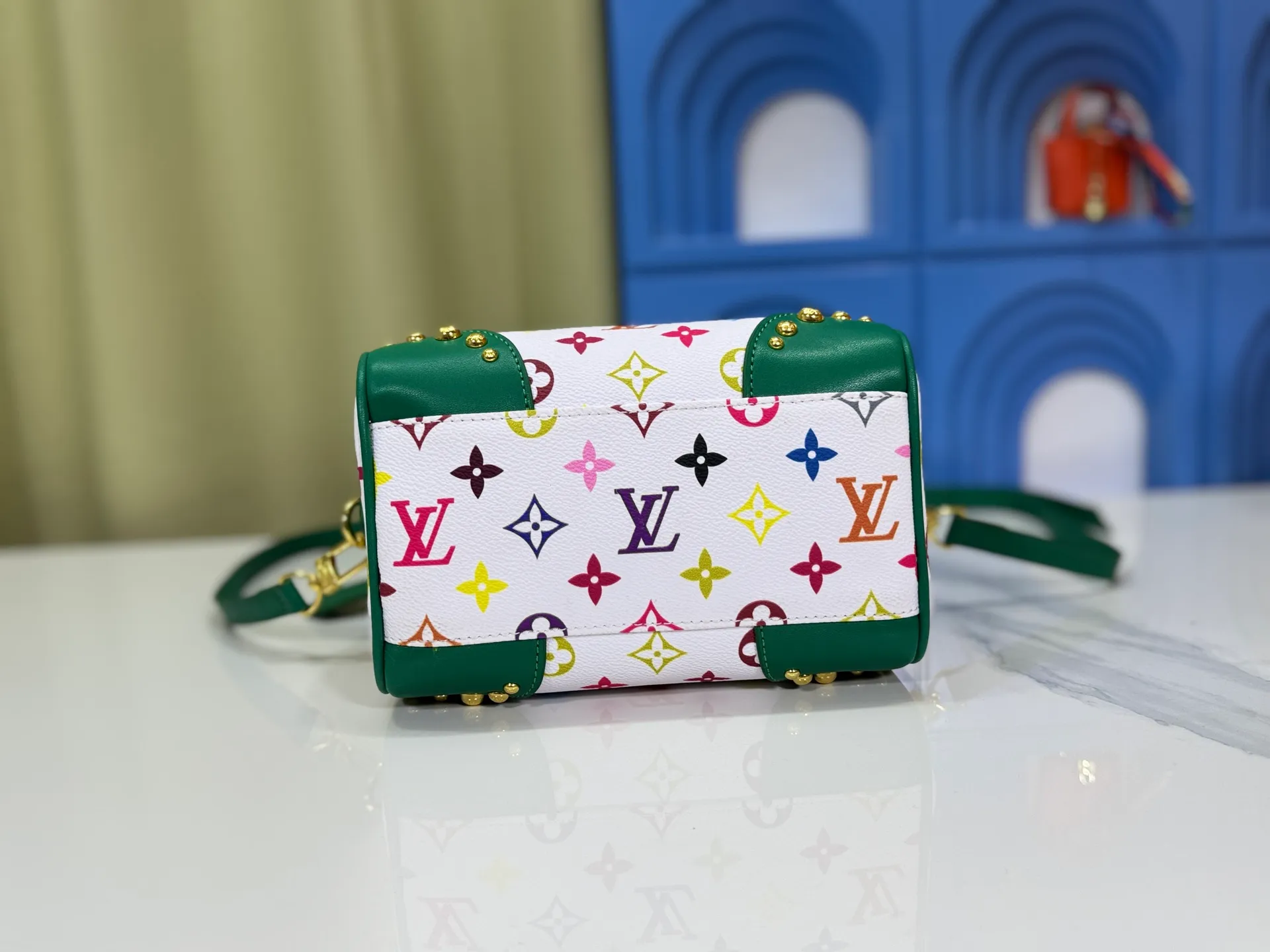 P280 upgraded original M58953 M46234 M46222 Speedy Bandoulière 20 handbag is made of soft coated canvas, and the full-length Monogram pattern is traced in colorful rainbow tones, highlighting the smart style of the Louis Vuitton x Murakami reissue series. The Toron handle and detachable shoulder strap are constructed of cow leather, the metal corners recall classic luggage elements, and the bow-shaped key bag and padlock add brand touches. Dimensions: 20.5 x 13.5 x 12.0 cm (length x height x width)