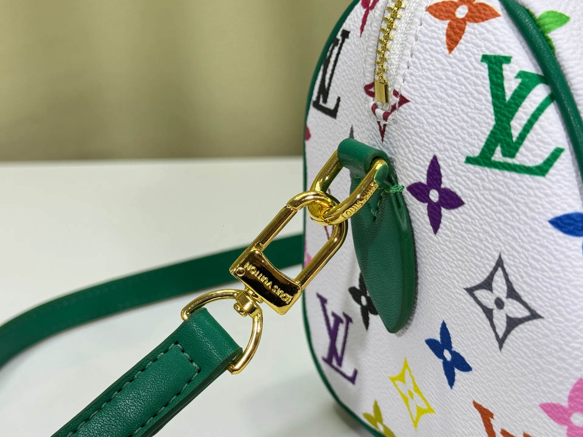 P280 upgraded original M58953 M46234 M46222 Speedy Bandoulière 20 handbag is made of soft coated canvas, and the full-length Monogram pattern is traced in colorful rainbow tones, highlighting the smart style of the Louis Vuitton x Murakami reissue series. The Toron handle and detachable shoulder strap are constructed of cow leather, the metal corners recall classic luggage elements, and the bow-shaped key bag and padlock add brand touches. Dimensions: 20.5 x 13.5 x 12.0 cm (length x height x width)