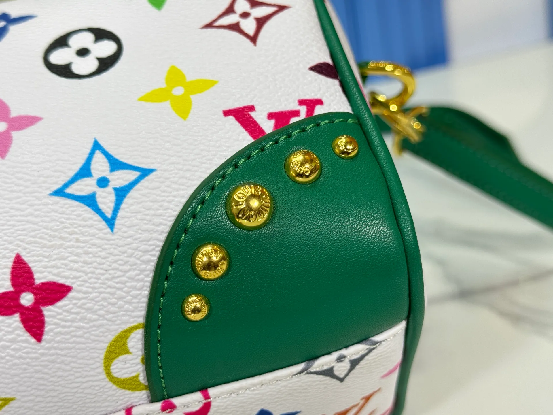 P280 upgraded original M58953 M46234 M46222 Speedy Bandoulière 20 handbag is made of soft coated canvas, and the full-length Monogram pattern is traced in colorful rainbow tones, highlighting the smart style of the Louis Vuitton x Murakami reissue series. The Toron handle and detachable shoulder strap are constructed of cow leather, the metal corners recall classic luggage elements, and the bow-shaped key bag and padlock add brand touches. Dimensions: 20.5 x 13.5 x 12.0 cm (length x height x width)