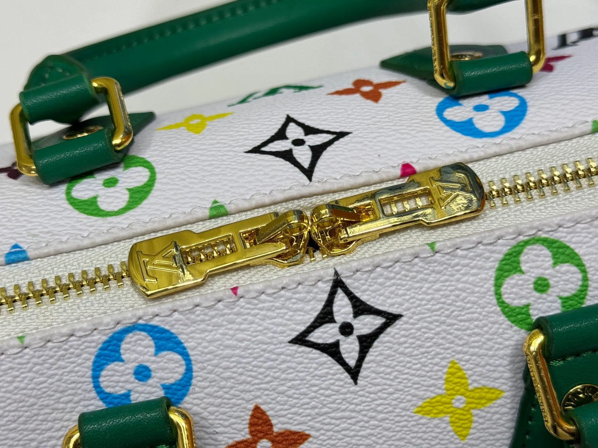 P280 upgraded original M58953 M46234 M46222 Speedy Bandoulière 20 handbag is made of soft coated canvas, and the full-length Monogram pattern is traced in colorful rainbow tones, highlighting the smart style of the Louis Vuitton x Murakami reissue series. The Toron handle and detachable shoulder strap are constructed of cow leather, the metal corners recall classic luggage elements, and the bow-shaped key bag and padlock add brand touches. Dimensions: 20.5 x 13.5 x 12.0 cm (length x height x width)