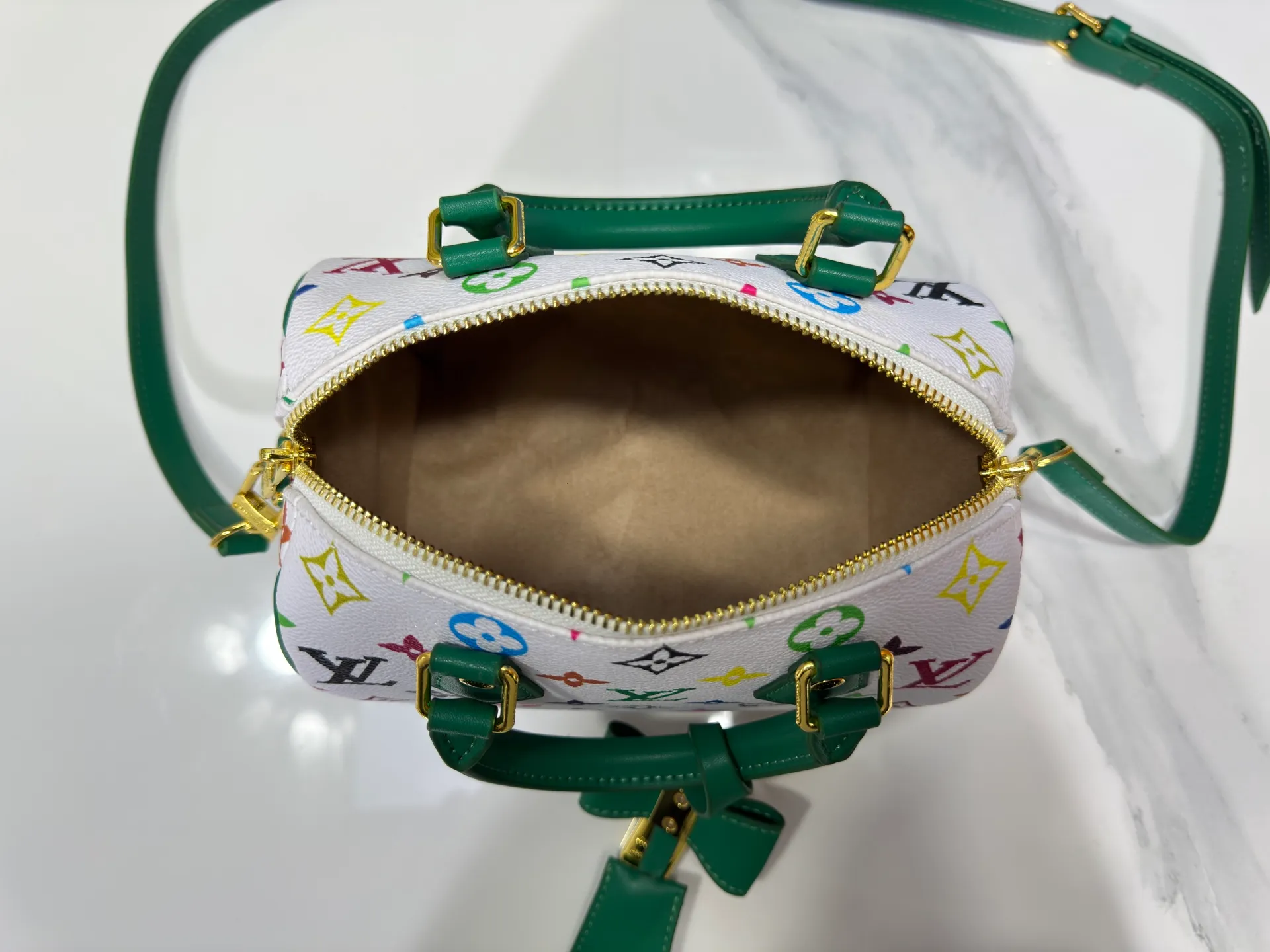 P280 upgraded original M58953 M46234 M46222 Speedy Bandoulière 20 handbag is made of soft coated canvas, and the full-length Monogram pattern is traced in colorful rainbow tones, highlighting the smart style of the Louis Vuitton x Murakami reissue series. The Toron handle and detachable shoulder strap are constructed of cow leather, the metal corners recall classic luggage elements, and the bow-shaped key bag and padlock add brand touches. Dimensions: 20.5 x 13.5 x 12.0 cm (length x height x width)