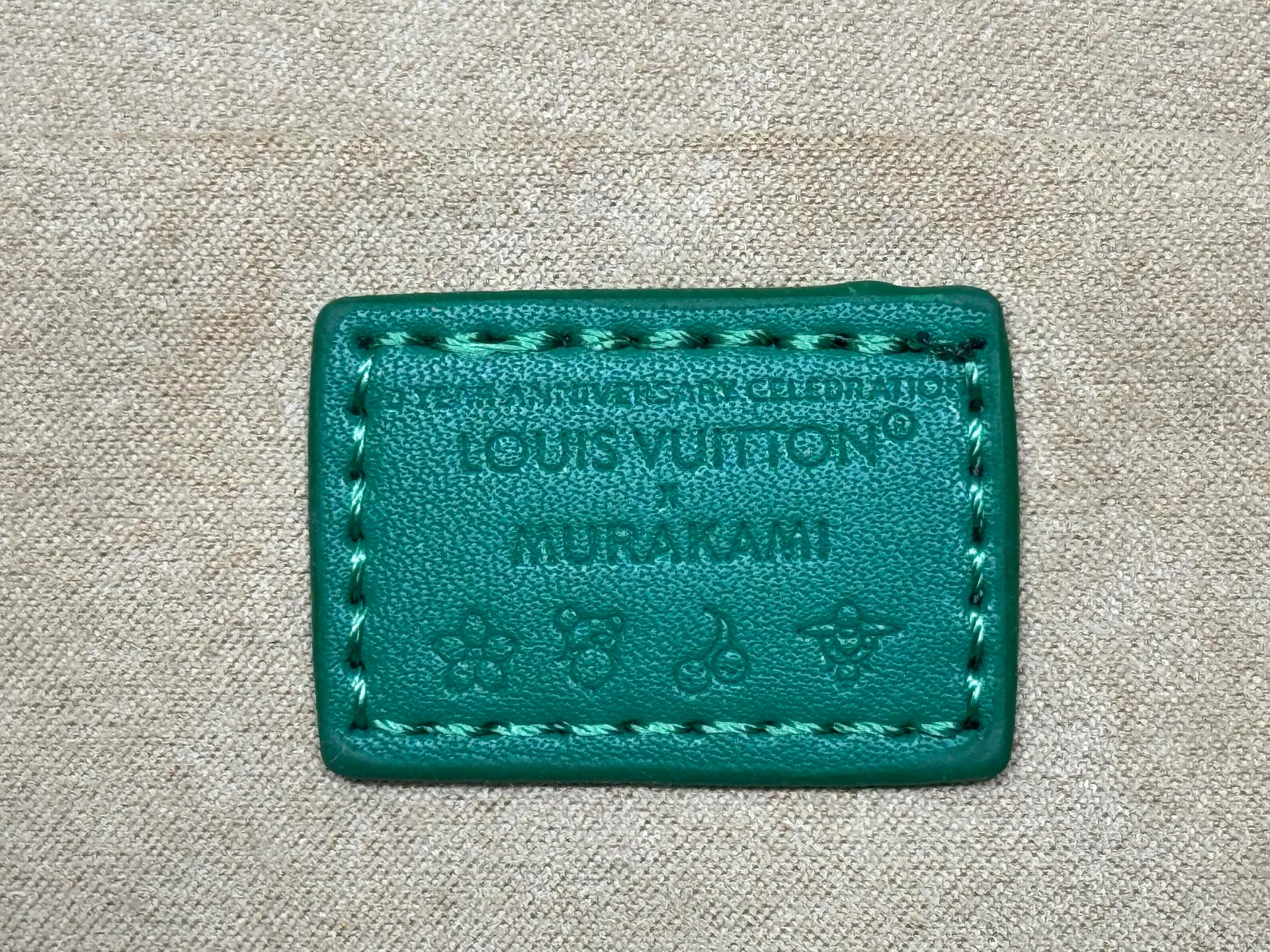 P280 upgraded original M58953 M46234 M46222 Speedy Bandoulière 20 handbag is made of soft coated canvas, and the full-length Monogram pattern is traced in colorful rainbow tones, highlighting the smart style of the Louis Vuitton x Murakami reissue series. The Toron handle and detachable shoulder strap are constructed of cow leather, the metal corners recall classic luggage elements, and the bow-shaped key bag and padlock add brand touches. Dimensions: 20.5 x 13.5 x 12.0 cm (length x height x width)