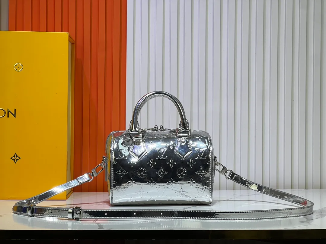 Batch 280💰M11987 This Speedy Bandoulière 20 handbag is from the LV Ski series. It is made of embossed coated canvas decorated with smooth leather trim and bright metal parts, and then uses the new Monogram Miroir effect to declare the retro-futuristic concept. The detachable and adjustable leather shoulder strap allows for a variety of carrying options, and the compact design can accommodate daily needs such as a long wallet. Dimensions: 20.5x13.5x12