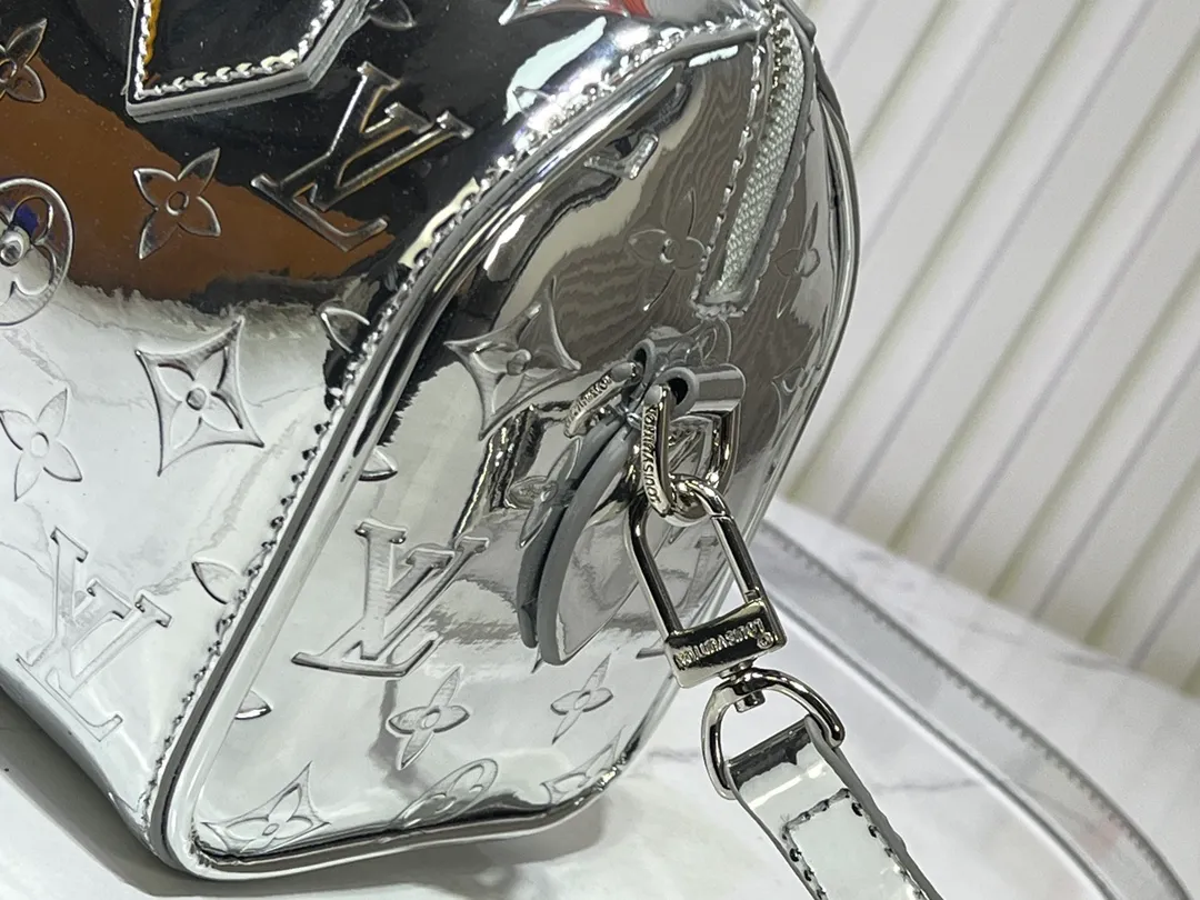 Batch 280💰M11987 This Speedy Bandoulière 20 handbag is from the LV Ski series. It is made of embossed coated canvas decorated with smooth leather trim and bright metal parts, and then uses the new Monogram Miroir effect to declare the retro-futuristic concept. The detachable and adjustable leather shoulder strap allows for a variety of carrying options, and the compact design can accommodate daily needs such as a long wallet. Dimensions: 20.5x13.5x12