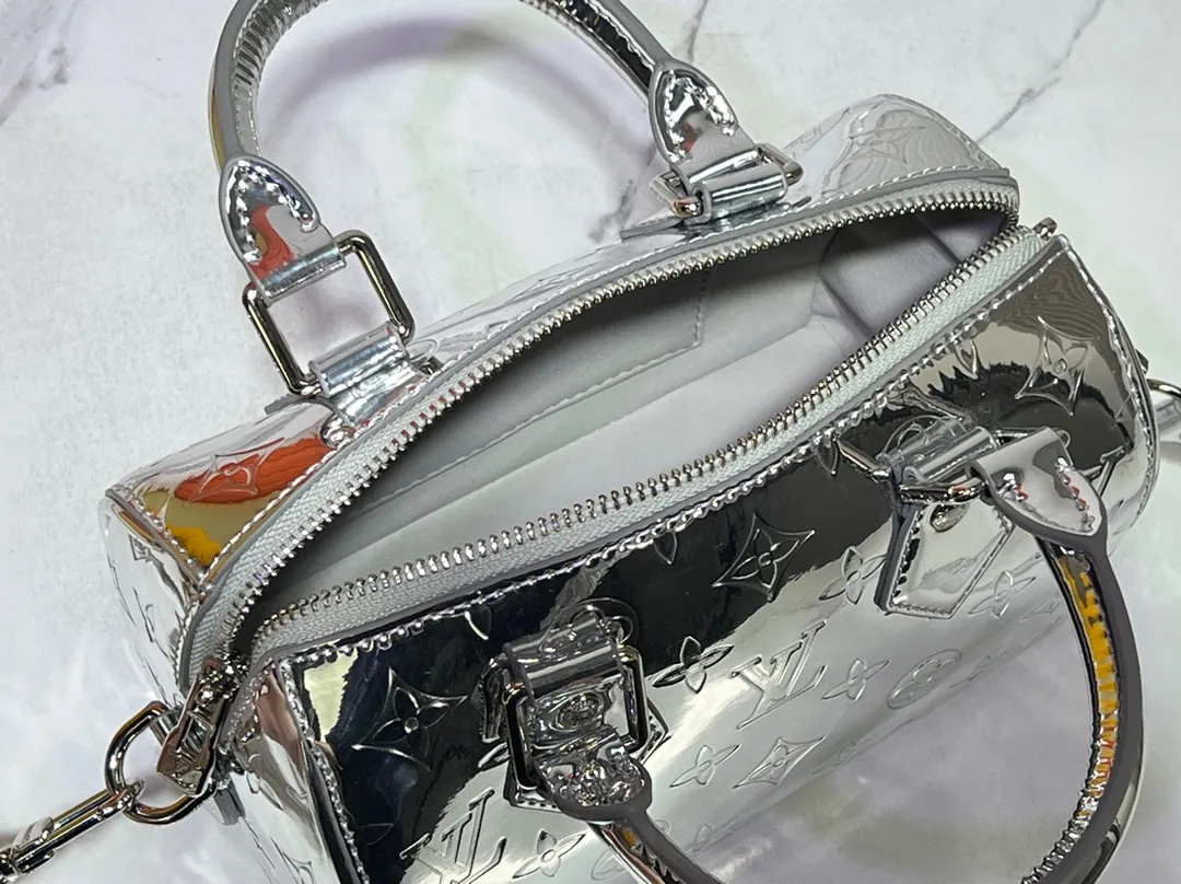 Batch 280💰M11987 This Speedy Bandoulière 20 handbag is from the LV Ski series. It is made of embossed coated canvas decorated with smooth leather trim and bright metal parts, and then uses the new Monogram Miroir effect to declare the retro-futuristic concept. The detachable and adjustable leather shoulder strap allows for a variety of carrying options, and the compact design can accommodate daily needs such as a long wallet. Dimensions: 20.5x13.5x12