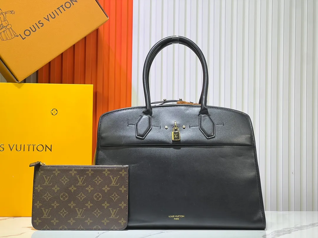 Batch 360💰M12005 M12556 M12337 This large City Steamer handbag draws inspiration from the design of luggage built for cruise ships in 1901, making its eye-catching appearance at the 2024 autumn and winter ready-to-wear show. Grained Millesime leather and shearling leather trims add seasonal flair, an embossed padlock and hot-stamped LV Circle logo add a modern twist, and a removable Monogram storage bag makes it easy to store valuables. Size: 35x42x21cm