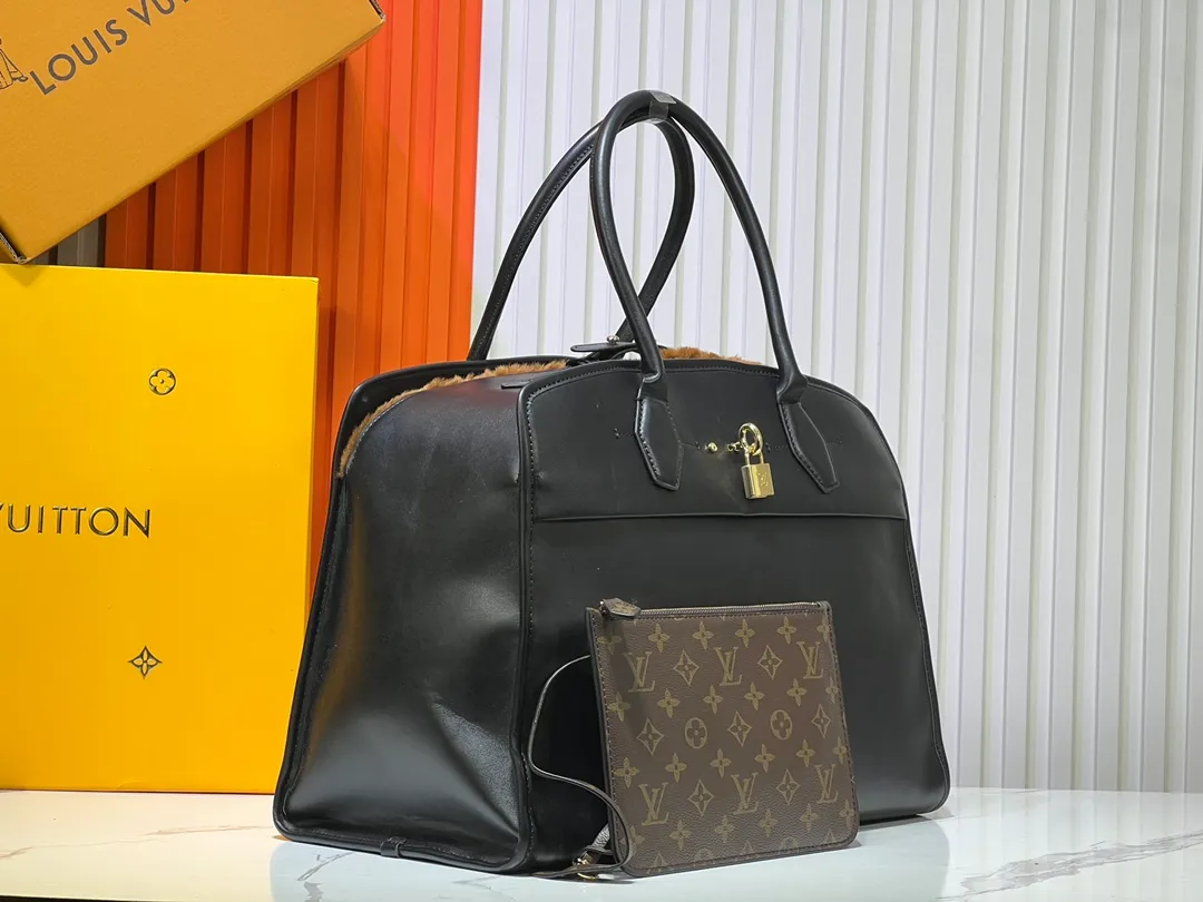 Batch 360💰M12005 M12556 M12337 This large City Steamer handbag draws inspiration from the design of luggage built for cruise ships in 1901, making its eye-catching appearance at the 2024 autumn and winter ready-to-wear show. Grained Millesime leather and shearling leather trims add seasonal flair, an embossed padlock and hot-stamped LV Circle logo add a modern twist, and a removable Monogram storage bag makes it easy to store valuables. Size: 35x42x21cm