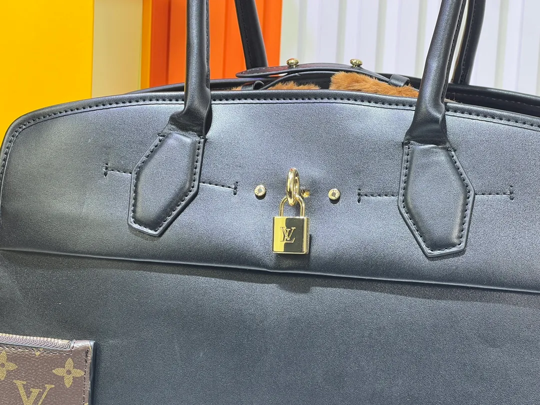 Batch 360💰M12005 M12556 M12337 This large City Steamer handbag draws inspiration from the design of luggage built for cruise ships in 1901, making its eye-catching appearance at the 2024 autumn and winter ready-to-wear show. Grained Millesime leather and shearling leather trims add seasonal flair, an embossed padlock and hot-stamped LV Circle logo add a modern twist, and a removable Monogram storage bag makes it easy to store valuables. Size: 35x42x21cm
