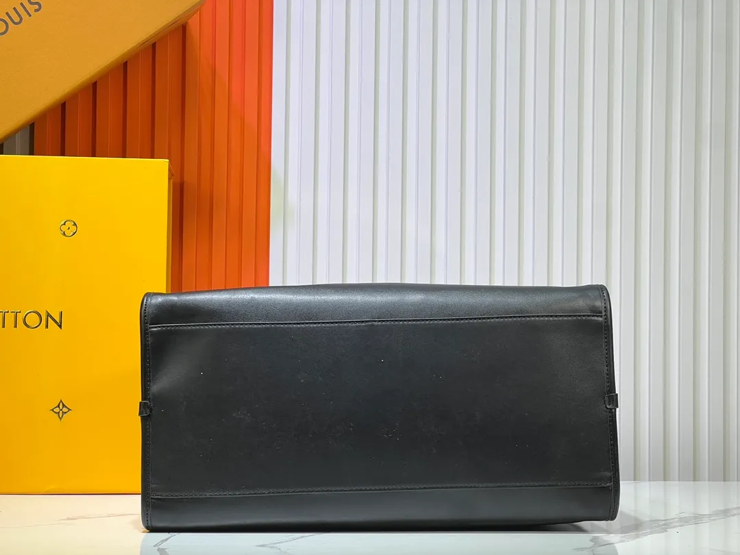 Batch 360💰M12005 M12556 M12337 This large City Steamer handbag draws inspiration from the design of luggage built for cruise ships in 1901, making its eye-catching appearance at the 2024 autumn and winter ready-to-wear show. Grained Millesime leather and shearling leather trims add seasonal flair, an embossed padlock and hot-stamped LV Circle logo add a modern twist, and a removable Monogram storage bag makes it easy to store valuables. Size: 35x42x21cm