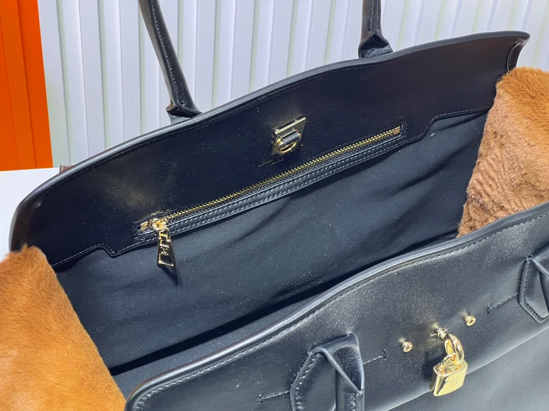 Batch 360💰M12005 M12556 M12337 This large City Steamer handbag draws inspiration from the design of luggage built for cruise ships in 1901, making its eye-catching appearance at the 2024 autumn and winter ready-to-wear show. Grained Millesime leather and shearling leather trims add seasonal flair, an embossed padlock and hot-stamped LV Circle logo add a modern twist, and a removable Monogram storage bag makes it easy to store valuables. Size: 35x42x21cm