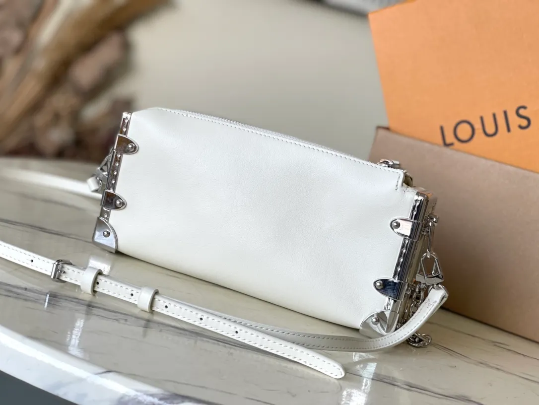💰1420 (first-grain leather) Top-quality original order M12560 This Slim Trunk handbag draws inspiration from Louis Vuitton’s traditional hard trunk. The soft cow leather is integrated with rivet frames and metal S-lock locks, highlighting the avant-garde rock style. The shiny chain and adjustable leather shoulder strap are both detachable, providing a variety of carrying options. Dimensions: 23 × 12 × 4 cm