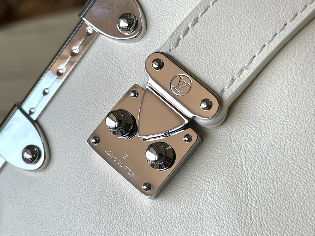 💰1420 (first-grain leather) Top-quality original order M12560 This Slim Trunk handbag draws inspiration from Louis Vuitton’s traditional hard trunk. The soft cow leather is integrated with rivet frames and metal S-lock locks, highlighting the avant-garde rock style. The shiny chain and adjustable leather shoulder strap are both detachable, providing a variety of carrying options. Dimensions: 23 × 12 × 4 cm