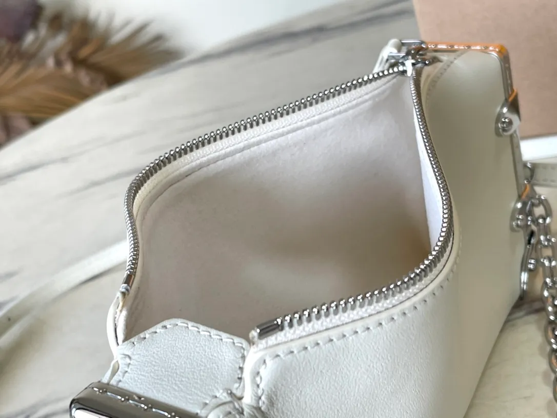 💰1420 (first-grain leather) Top-quality original order M12560 This Slim Trunk handbag draws inspiration from Louis Vuitton’s traditional hard trunk. The soft cow leather is integrated with rivet frames and metal S-lock locks, highlighting the avant-garde rock style. The shiny chain and adjustable leather shoulder strap are both detachable, providing a variety of carrying options. Dimensions: 23 × 12 × 4 cm