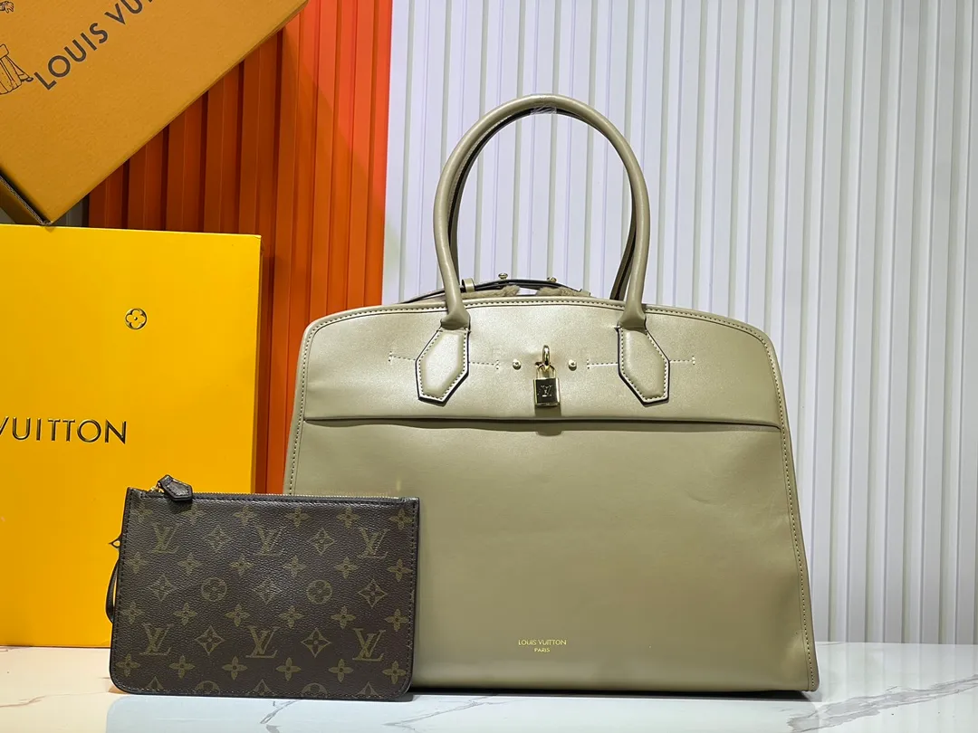 Batch 360💰M12005 M12556 M12337 This large City Steamer handbag draws inspiration from the design of luggage built for cruise ships in 1901, making its eye-catching appearance at the 2024 autumn and winter ready-to-wear show. Grained Millesime leather and shearling leather trims add seasonal flair, an embossed padlock and hot-stamped LV Circle logo add a modern twist, and a removable Monogram storage bag makes it easy to store valuables. Size: 35x42x21cm