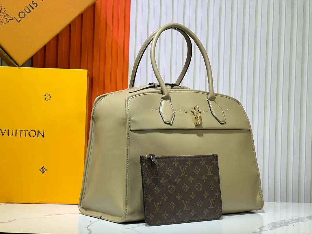 Batch 360💰M12005 M12556 M12337 This large City Steamer handbag draws inspiration from the design of luggage built for cruise ships in 1901, making its eye-catching appearance at the 2024 autumn and winter ready-to-wear show. Grained Millesime leather and shearling leather trims add seasonal flair, an embossed padlock and hot-stamped LV Circle logo add a modern twist, and a removable Monogram storage bag makes it easy to store valuables. Size: 35x42x21cm