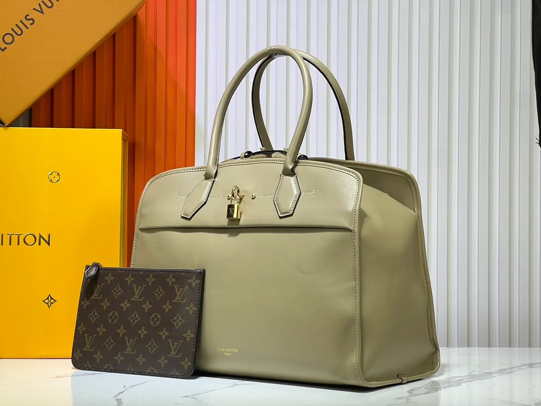 Batch 360💰M12005 M12556 M12337 This large City Steamer handbag draws inspiration from the design of luggage built for cruise ships in 1901, making its eye-catching appearance at the 2024 autumn and winter ready-to-wear show. Grained Millesime leather and shearling leather trims add seasonal flair, an embossed padlock and hot-stamped LV Circle logo add a modern twist, and a removable Monogram storage bag makes it easy to store valuables. Size: 35x42x21cm