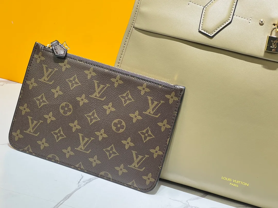 Batch 360💰M12005 M12556 M12337 This large City Steamer handbag draws inspiration from the design of luggage built for cruise ships in 1901, making its eye-catching appearance at the 2024 autumn and winter ready-to-wear show. Grained Millesime leather and shearling leather trims add seasonal flair, an embossed padlock and hot-stamped LV Circle logo add a modern twist, and a removable Monogram storage bag makes it easy to store valuables. Size: 35x42x21cm