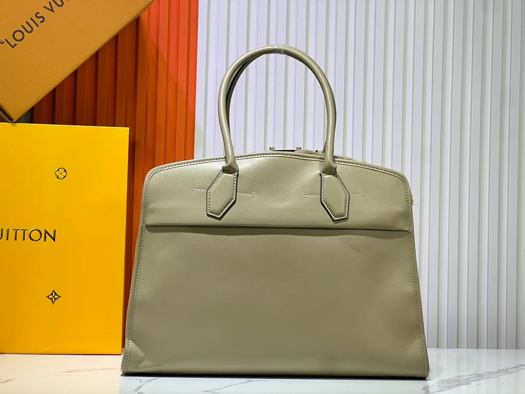 Batch 360💰M12005 M12556 M12337 This large City Steamer handbag draws inspiration from the design of luggage built for cruise ships in 1901, making its eye-catching appearance at the 2024 autumn and winter ready-to-wear show. Grained Millesime leather and shearling leather trims add seasonal flair, an embossed padlock and hot-stamped LV Circle logo add a modern twist, and a removable Monogram storage bag makes it easy to store valuables. Size: 35x42x21cm