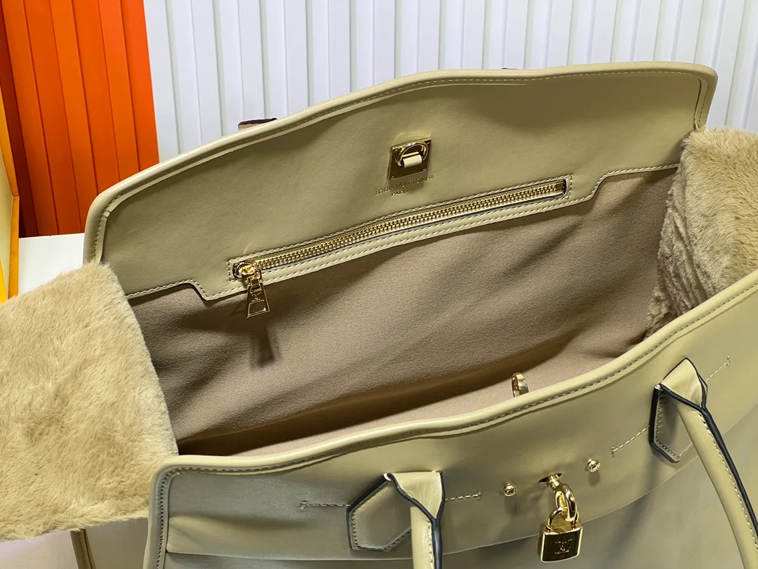 Batch 360💰M12005 M12556 M12337 This large City Steamer handbag draws inspiration from the design of luggage built for cruise ships in 1901, making its eye-catching appearance at the 2024 autumn and winter ready-to-wear show. Grained Millesime leather and shearling leather trims add seasonal flair, an embossed padlock and hot-stamped LV Circle logo add a modern twist, and a removable Monogram storage bag makes it easy to store valuables. Size: 35x42x21cm