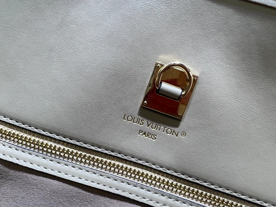 Batch 360💰M12005 M12556 M12337 This large City Steamer handbag draws inspiration from the design of luggage built for cruise ships in 1901, making its eye-catching appearance at the 2024 autumn and winter ready-to-wear show. Grained Millesime leather and shearling leather trims add seasonal flair, an embossed padlock and hot-stamped LV Circle logo add a modern twist, and a removable Monogram storage bag makes it easy to store valuables. Size: 35x42x21cm