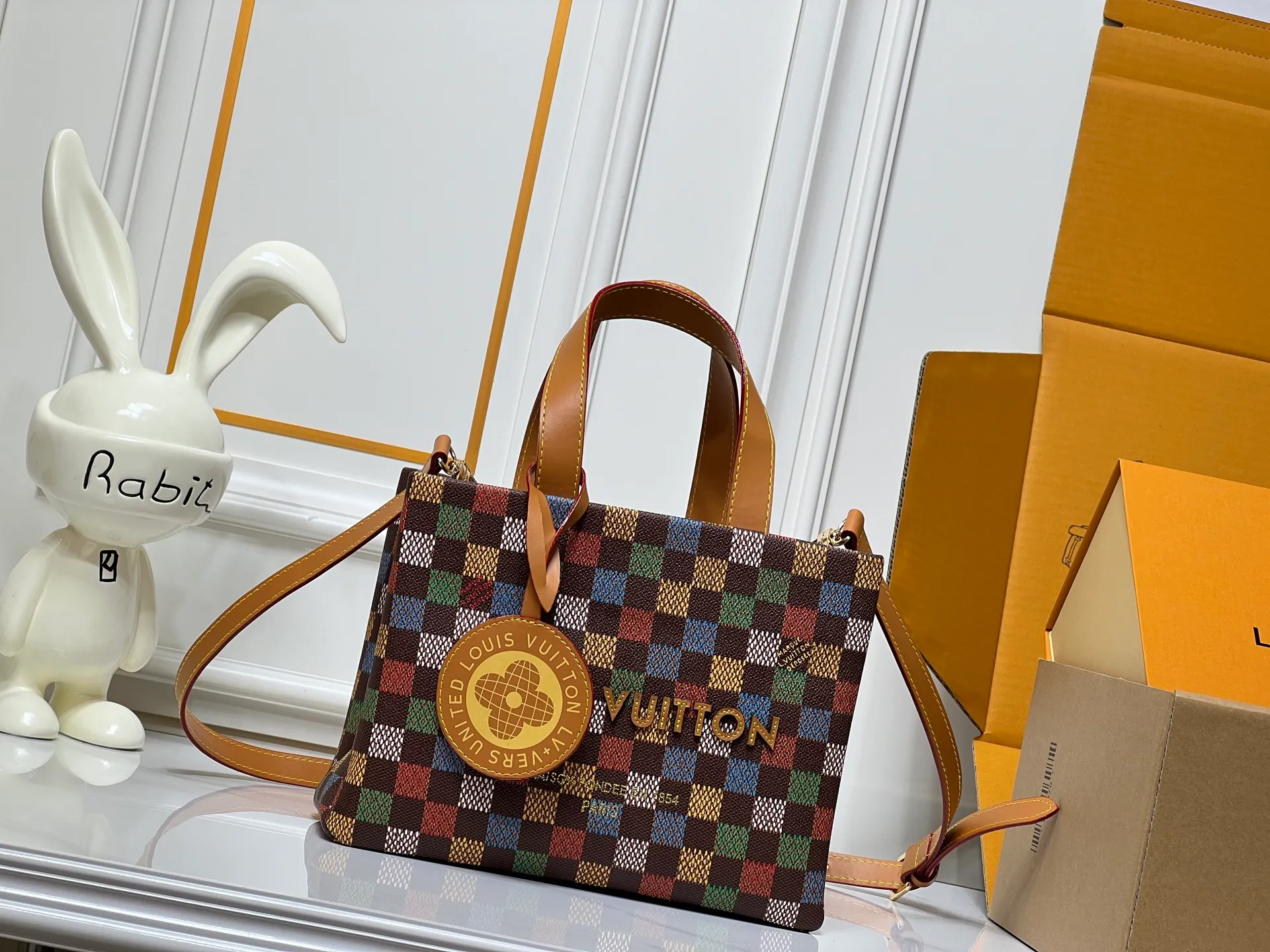 Batch 260💰M13940 Color Check Black Check Presbyopia Orange Black Green Pink PHARREL and NIGO collection's joint series top original order This Shopper medium handbag draws inspiration from Louis Vuitton shopping bags, with the words Louis Vuitton and Maison Fondée En 1854 written on soft cow leather, with a top handle and a detachable shoulder strap. 25x19x11 • Cow leather • Cow leather trim • Textile lining • Metal hardware • Musketon closure • Main compartment • Zip pocket • Double patch pockets • Handles: Double handle