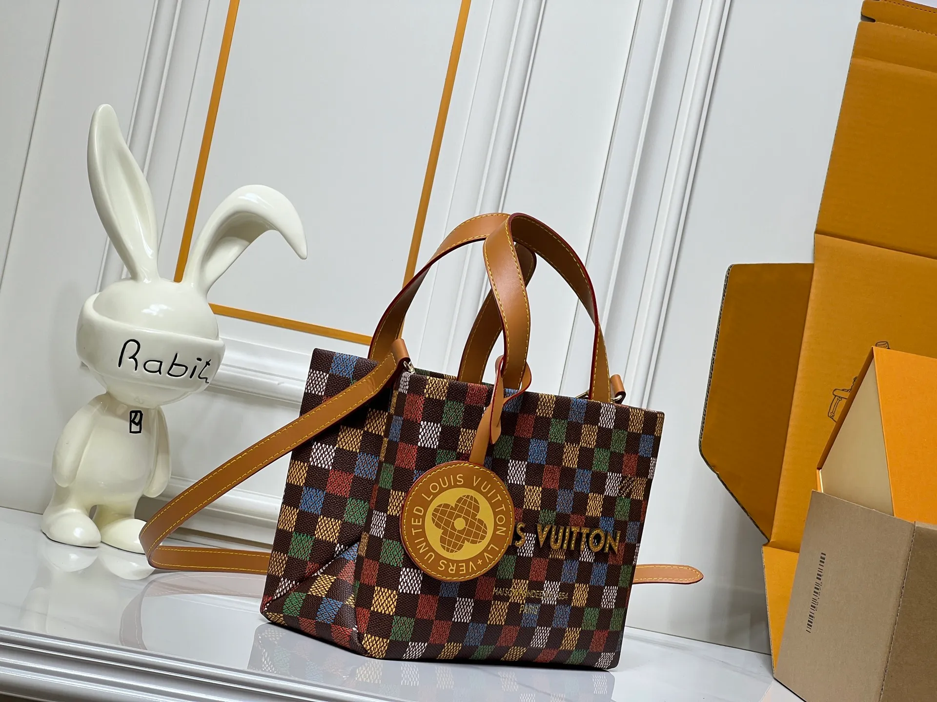 Batch 260💰M13940 Color Check Black Check Presbyopia Orange Black Green Pink PHARREL and NIGO collection's joint series top original order This Shopper medium handbag draws inspiration from Louis Vuitton shopping bags, with the words Louis Vuitton and Maison Fondée En 1854 written on soft cow leather, with a top handle and a detachable shoulder strap. 25x19x11 • Cow leather • Cow leather trim • Textile lining • Metal hardware • Musketon closure • Main compartment • Zip pocket • Double patch pockets • Handles: Double handle