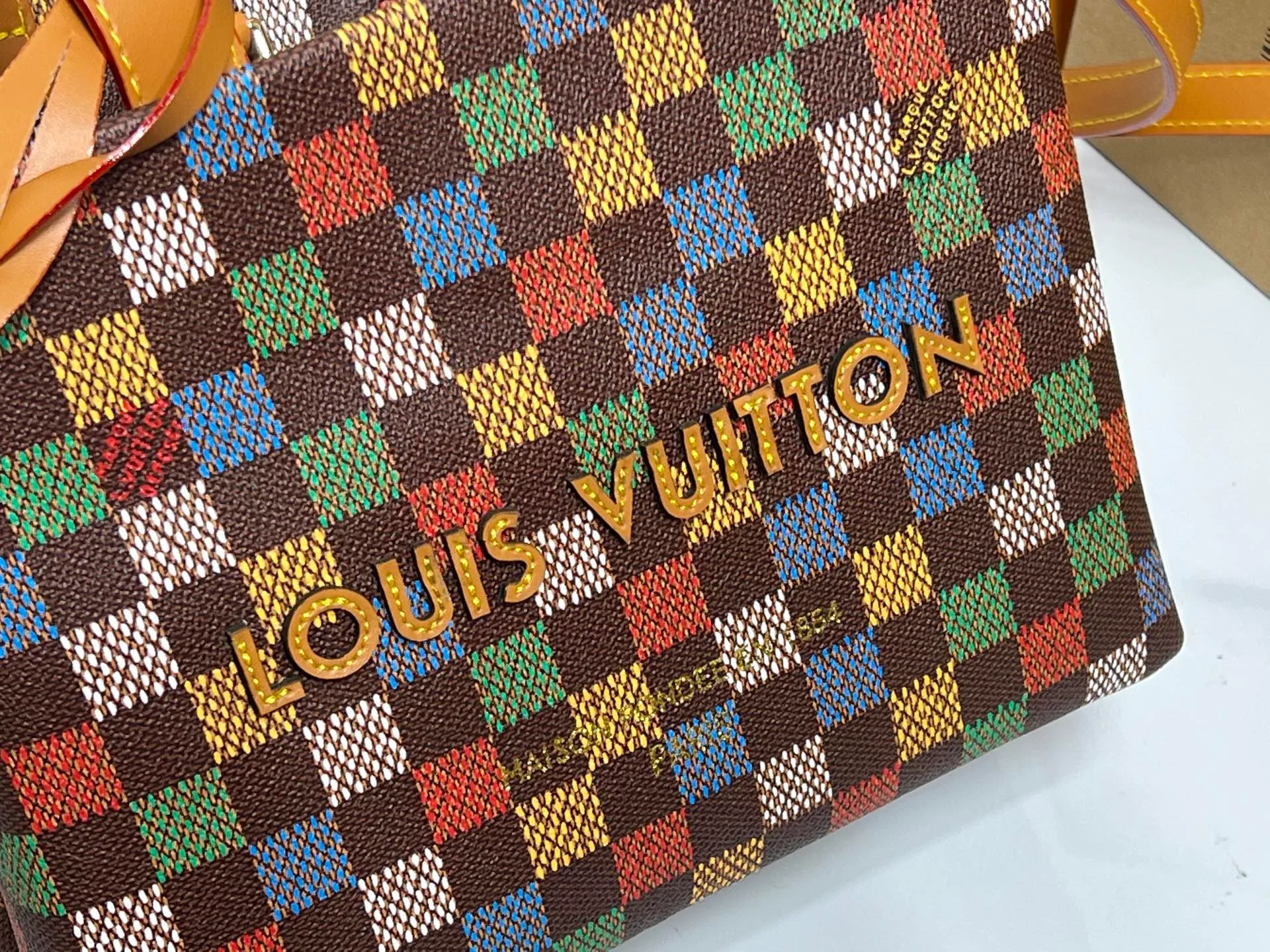 Batch 260💰M13940 Color Check Black Check Presbyopia Orange Black Green Pink PHARREL and NIGO collection's joint series top original order This Shopper medium handbag draws inspiration from Louis Vuitton shopping bags, with the words Louis Vuitton and Maison Fondée En 1854 written on soft cow leather, with a top handle and a detachable shoulder strap. 25x19x11 • Cow leather • Cow leather trim • Textile lining • Metal hardware • Musketon closure • Main compartment • Zip pocket • Double patch pockets • Handles: Double handle