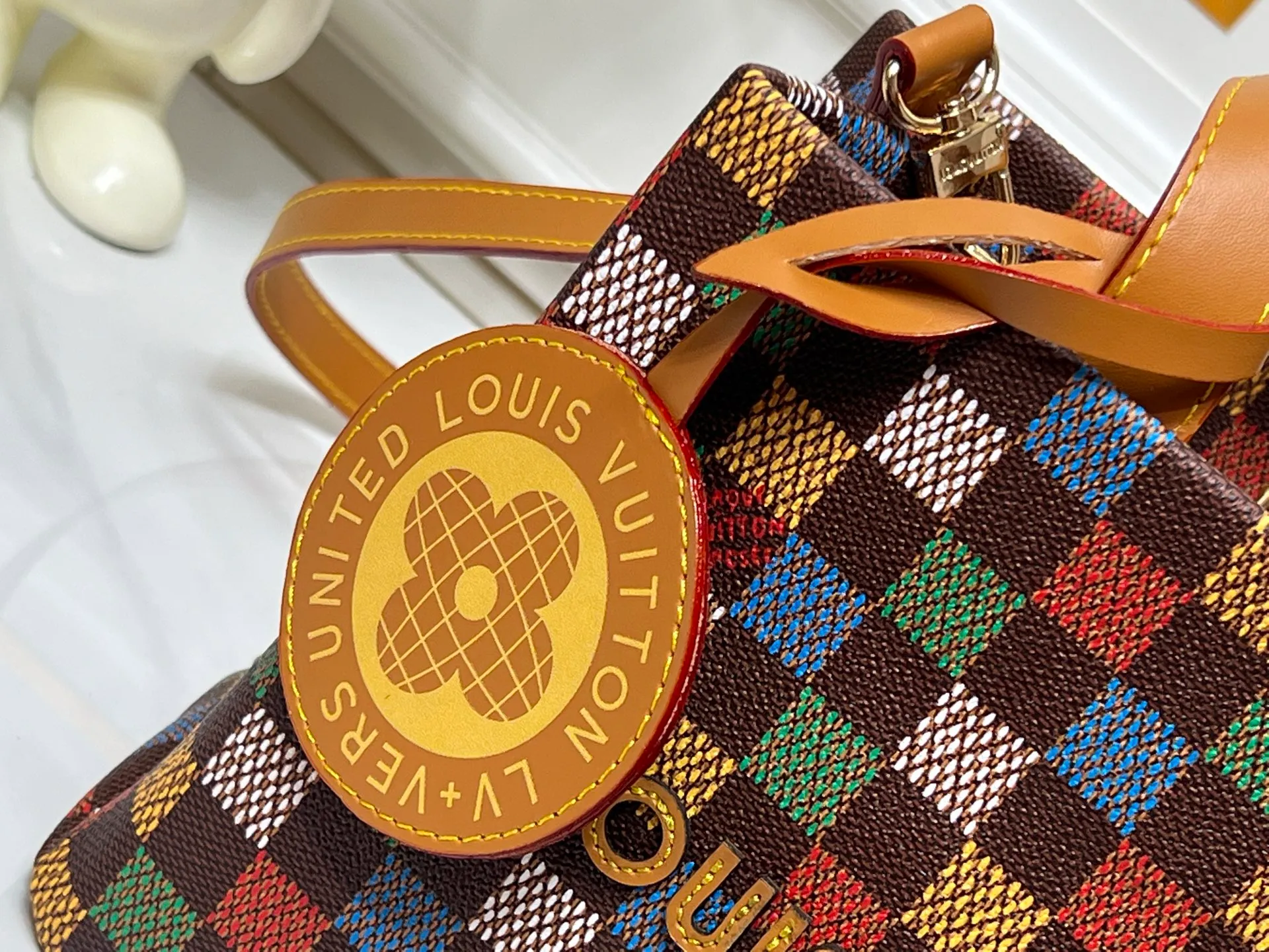 Batch 260💰M13940 Color Check Black Check Presbyopia Orange Black Green Pink PHARREL and NIGO collection's joint series top original order This Shopper medium handbag draws inspiration from Louis Vuitton shopping bags, with the words Louis Vuitton and Maison Fondée En 1854 written on soft cow leather, with a top handle and a detachable shoulder strap. 25x19x11 • Cow leather • Cow leather trim • Textile lining • Metal hardware • Musketon closure • Main compartment • Zip pocket • Double patch pockets • Handles: Double handle