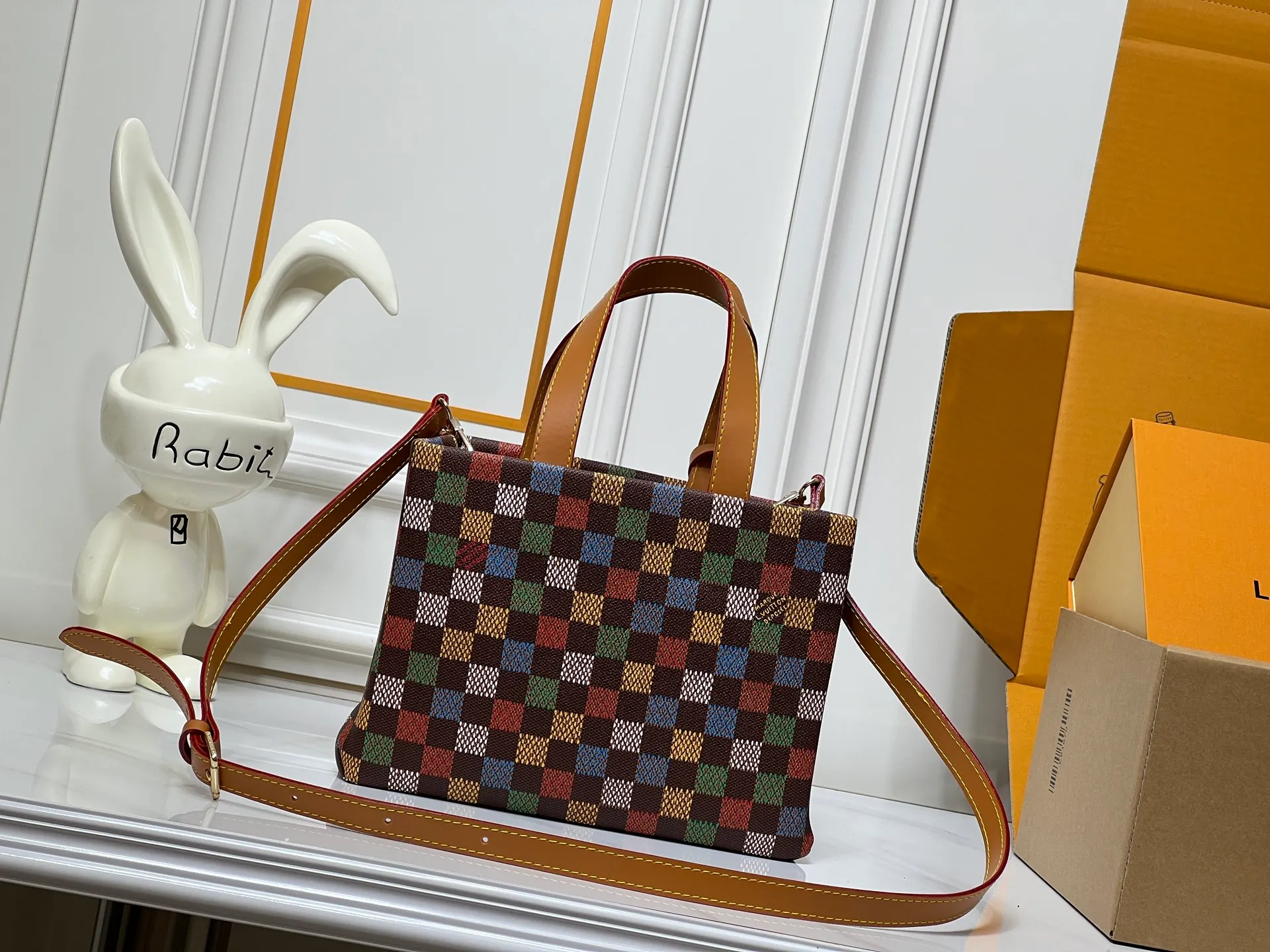 Batch 260💰M13940 Color Check Black Check Presbyopia Orange Black Green Pink PHARREL and NIGO collection's joint series top original order This Shopper medium handbag draws inspiration from Louis Vuitton shopping bags, with the words Louis Vuitton and Maison Fondée En 1854 written on soft cow leather, with a top handle and a detachable shoulder strap. 25x19x11 • Cow leather • Cow leather trim • Textile lining • Metal hardware • Musketon closure • Main compartment • Zip pocket • Double patch pockets • Handles: Double handle