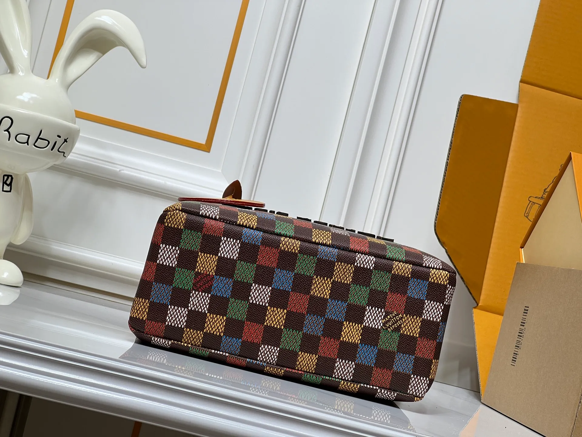 Batch 260💰M13940 Color Check Black Check Presbyopia Orange Black Green Pink PHARREL and NIGO collection's joint series top original order This Shopper medium handbag draws inspiration from Louis Vuitton shopping bags, with the words Louis Vuitton and Maison Fondée En 1854 written on soft cow leather, with a top handle and a detachable shoulder strap. 25x19x11 • Cow leather • Cow leather trim • Textile lining • Metal hardware • Musketon closure • Main compartment • Zip pocket • Double patch pockets • Handles: Double handle