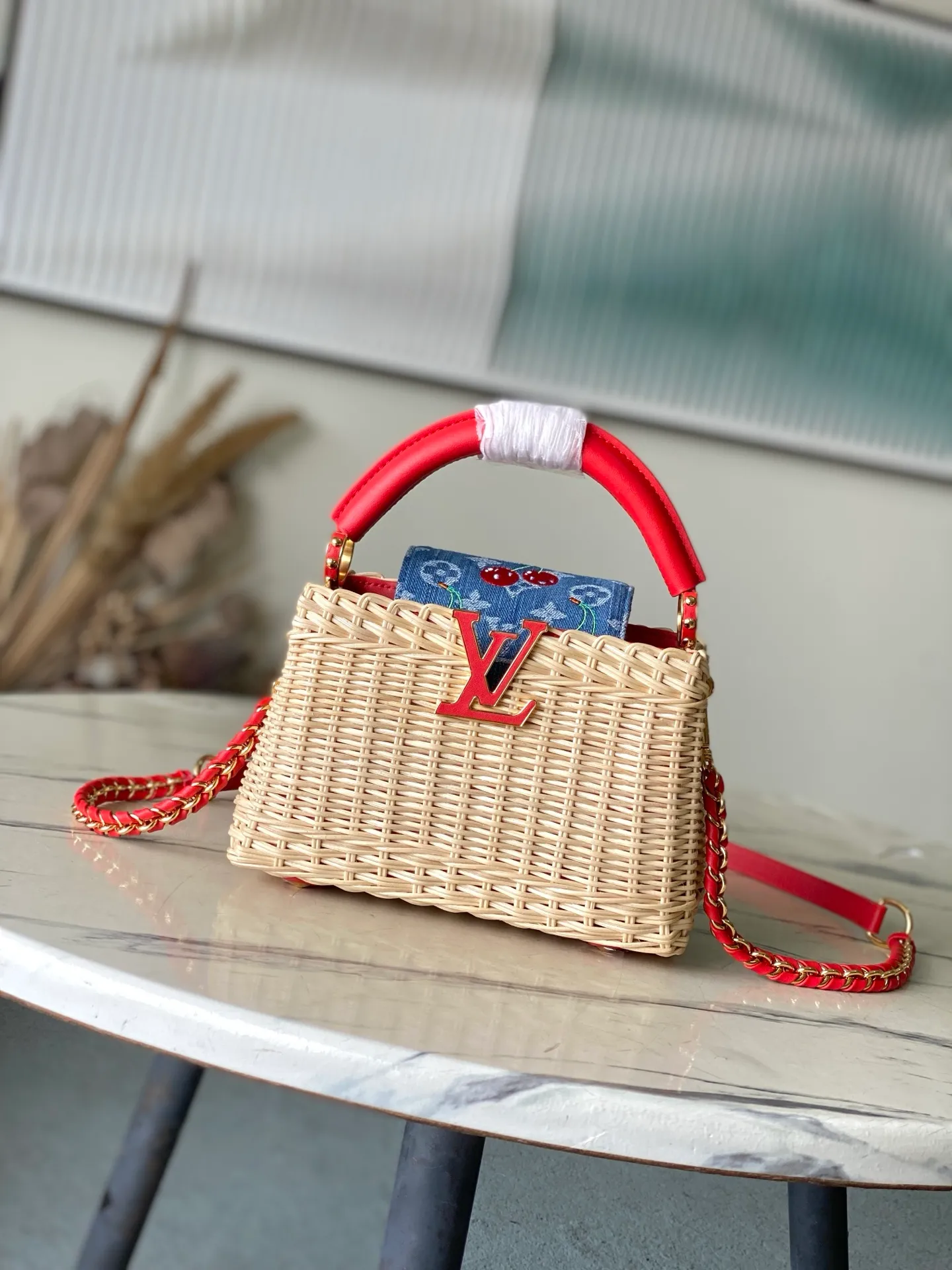💰2200 Premium Original Leather M14295 Red Leather Mini This Capucines mini handbag embodies the eye-catching details of the Louis Vuitton×Takashi Murakami replica series, and uses fresh elements to highlight the trendy style. The rattan bag body complements the handles, woven shoulder straps and LV letters, and the top flap is delicately embellished with cherry patterns. Dimensions: 21 × 13.6 × 8 cm