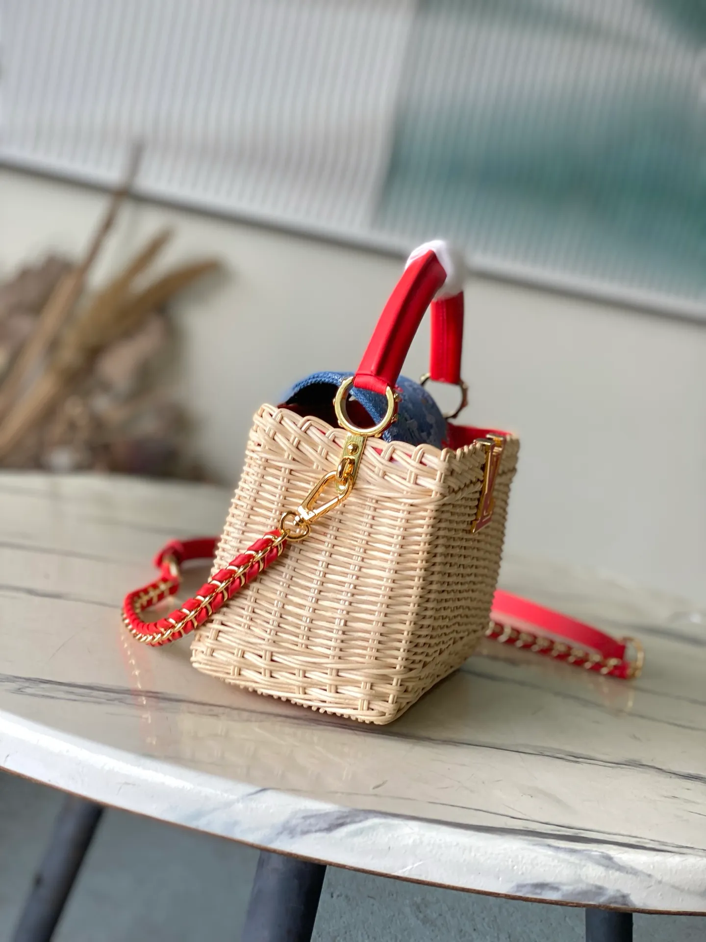 💰2200 Premium Original Leather M14295 Red Leather Mini This Capucines mini handbag embodies the eye-catching details of the Louis Vuitton×Takashi Murakami replica series, and uses fresh elements to highlight the trendy style. The rattan bag body complements the handles, woven shoulder straps and LV letters, and the top flap is delicately embellished with cherry patterns. Dimensions: 21 × 13.6 × 8 cm