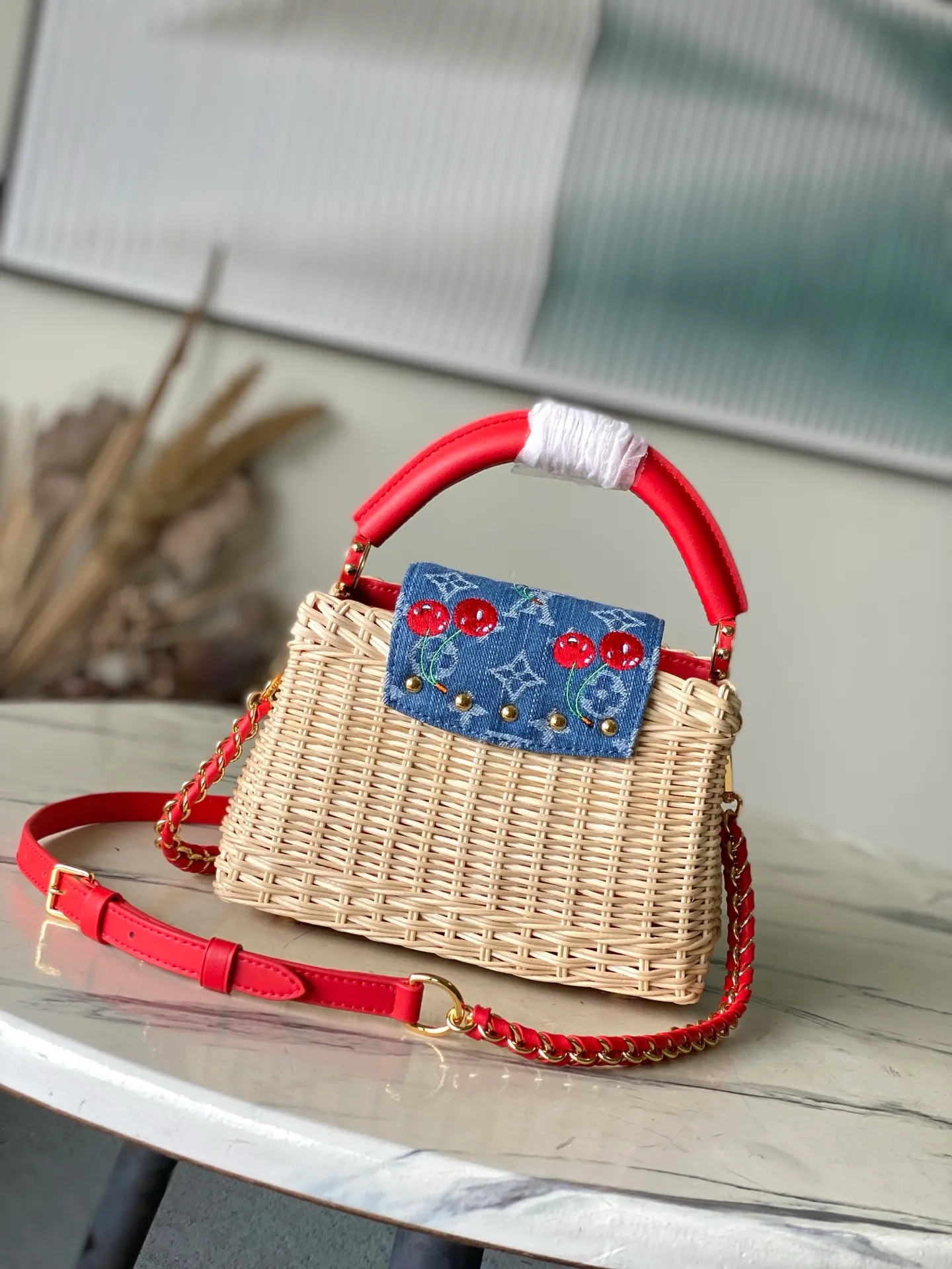 💰2200 Premium Original Leather M14295 Red Leather Mini This Capucines mini handbag embodies the eye-catching details of the Louis Vuitton×Takashi Murakami replica series, and uses fresh elements to highlight the trendy style. The rattan bag body complements the handles, woven shoulder straps and LV letters, and the top flap is delicately embellished with cherry patterns. Dimensions: 21 × 13.6 × 8 cm