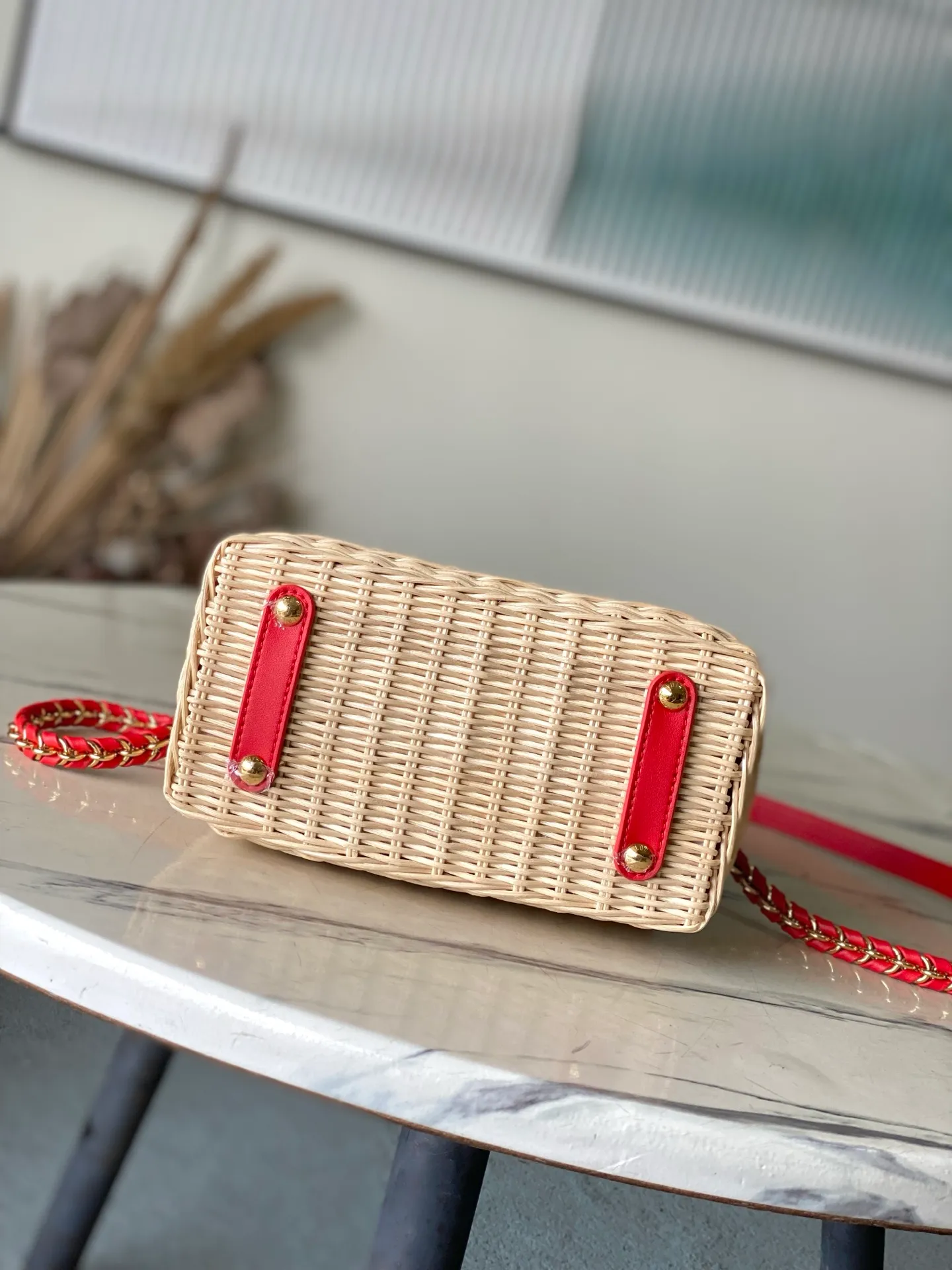💰2200 Premium Original Leather M14295 Red Leather Mini This Capucines mini handbag embodies the eye-catching details of the Louis Vuitton×Takashi Murakami replica series, and uses fresh elements to highlight the trendy style. The rattan bag body complements the handles, woven shoulder straps and LV letters, and the top flap is delicately embellished with cherry patterns. Dimensions: 21 × 13.6 × 8 cm
