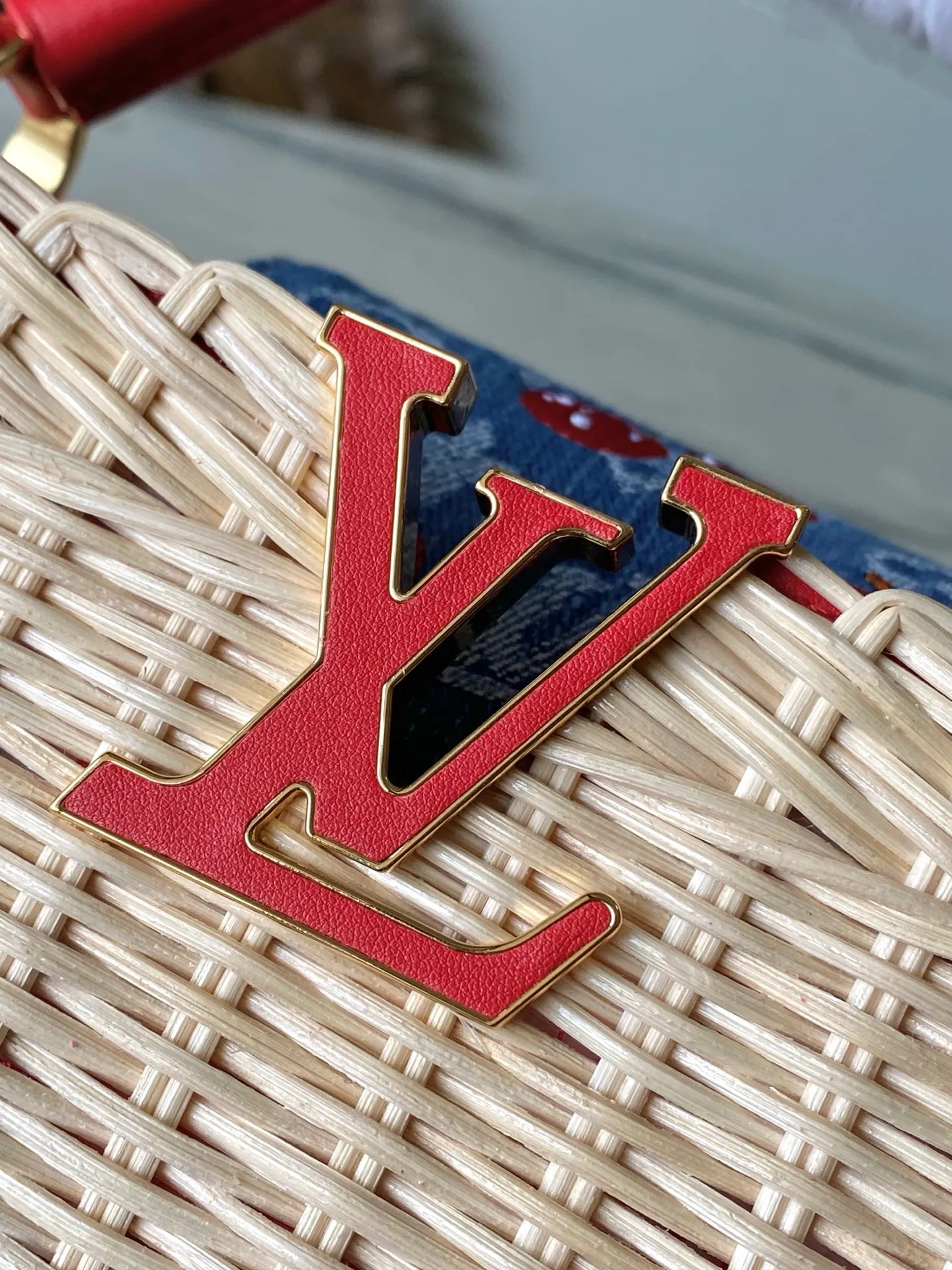 💰2200 Premium Original Leather M14295 Red Leather Mini This Capucines mini handbag embodies the eye-catching details of the Louis Vuitton×Takashi Murakami replica series, and uses fresh elements to highlight the trendy style. The rattan bag body complements the handles, woven shoulder straps and LV letters, and the top flap is delicately embellished with cherry patterns. Dimensions: 21 × 13.6 × 8 cm