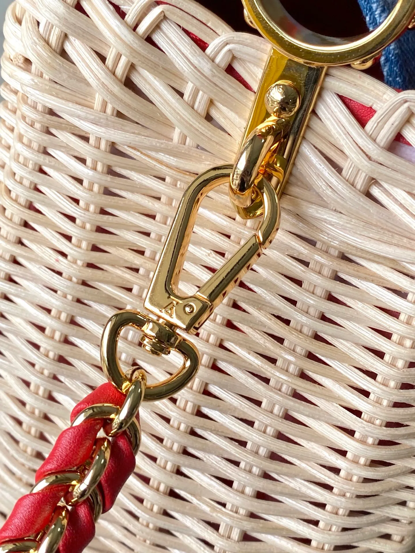💰2200 Premium Original Leather M14295 Red Leather Mini This Capucines mini handbag embodies the eye-catching details of the Louis Vuitton×Takashi Murakami replica series, and uses fresh elements to highlight the trendy style. The rattan bag body complements the handles, woven shoulder straps and LV letters, and the top flap is delicately embellished with cherry patterns. Dimensions: 21 × 13.6 × 8 cm