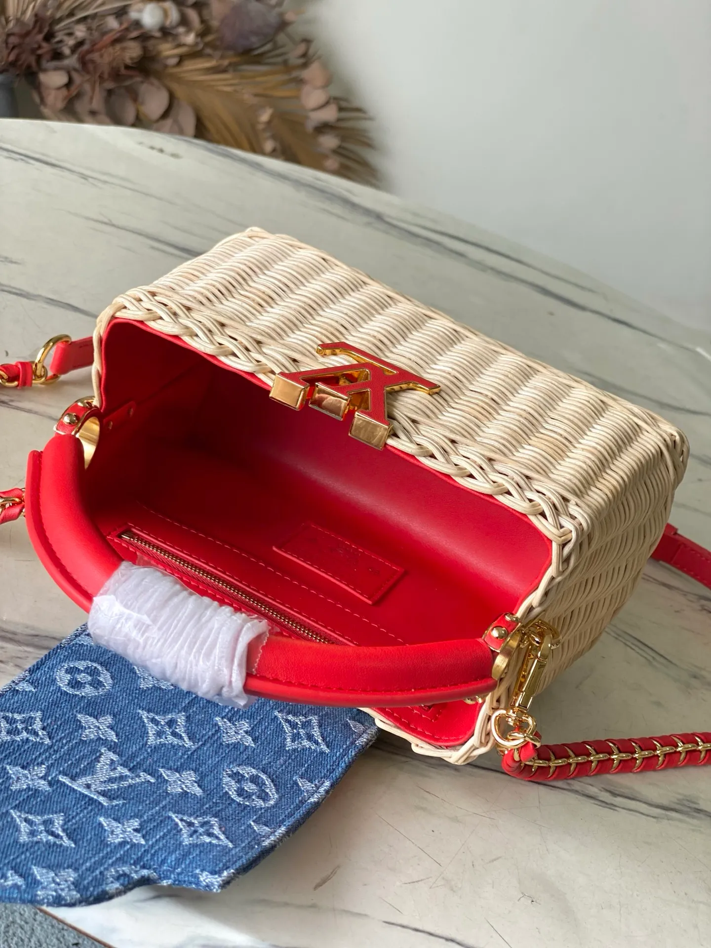 💰2200 Premium Original Leather M14295 Red Leather Mini This Capucines mini handbag embodies the eye-catching details of the Louis Vuitton×Takashi Murakami replica series, and uses fresh elements to highlight the trendy style. The rattan bag body complements the handles, woven shoulder straps and LV letters, and the top flap is delicately embellished with cherry patterns. Dimensions: 21 × 13.6 × 8 cm