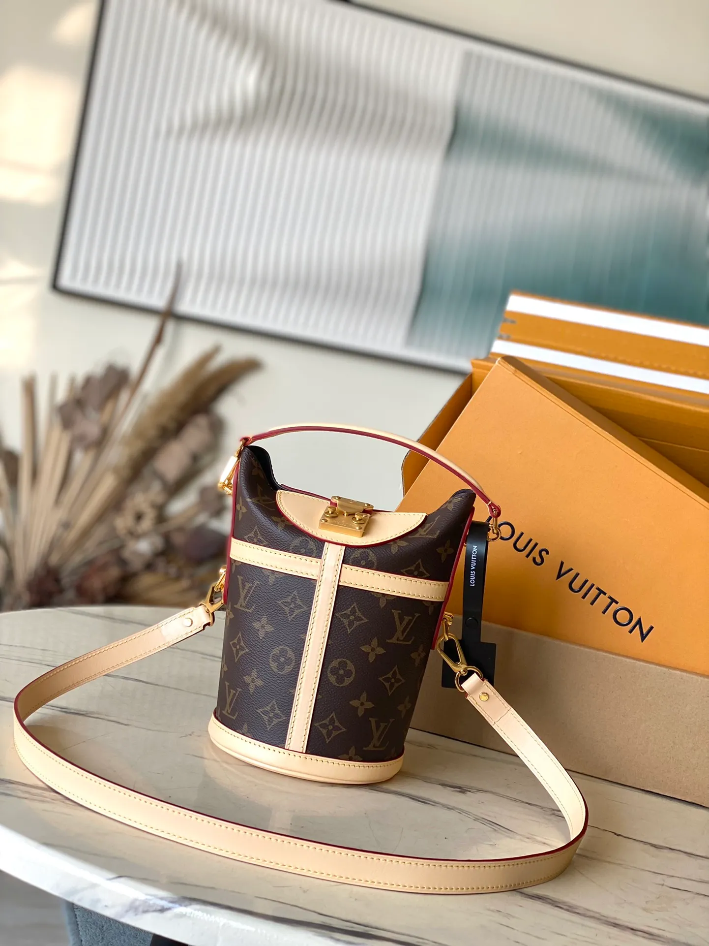 💰900 (steel hardware) top original order M43587 The much-loved Duffle handbag in the 2018 spring and summer series is an improved design by Nicolas Ghesquière, the artistic director of women's wear. Crafted from soft Monogram canvas and finished with the finely crafted signature S-shaped clasp, this hand-carryable or shoulder-shoulder bag is a stylish accessory for day or evening wear. Dimensions: 22 x 23 x 14 cm