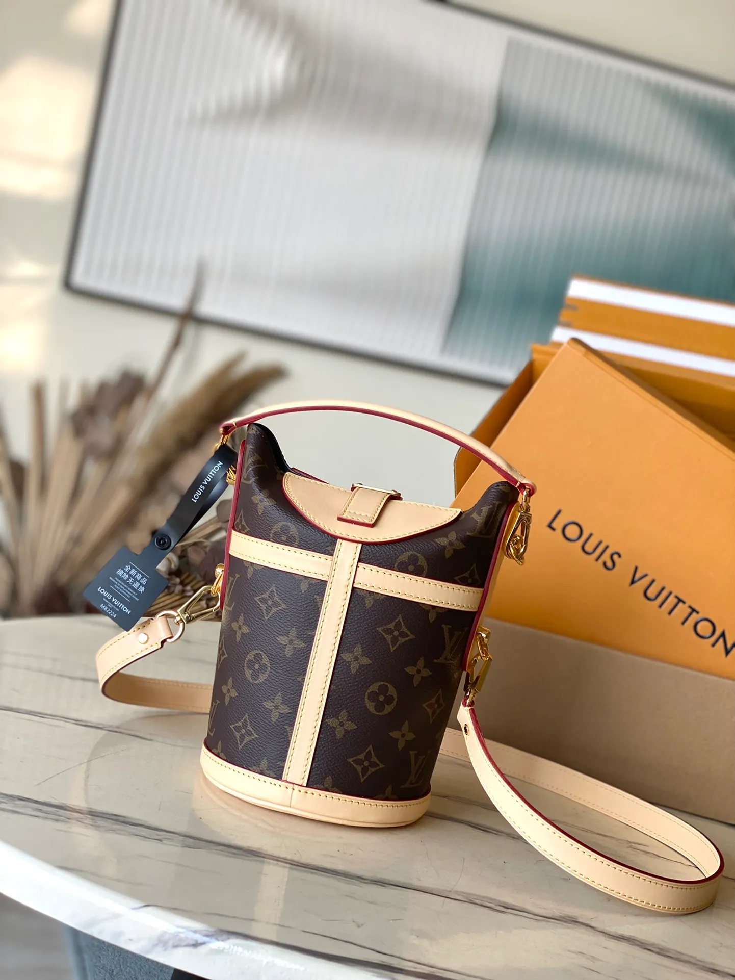 💰900 (steel hardware) top original order M43587 The much-loved Duffle handbag in the 2018 spring and summer series is an improved design by Nicolas Ghesquière, the artistic director of women's wear. Crafted from soft Monogram canvas and finished with the finely crafted signature S-shaped clasp, this hand-carryable or shoulder-shoulder bag is a stylish accessory for day or evening wear. Dimensions: 22 x 23 x 14 cm