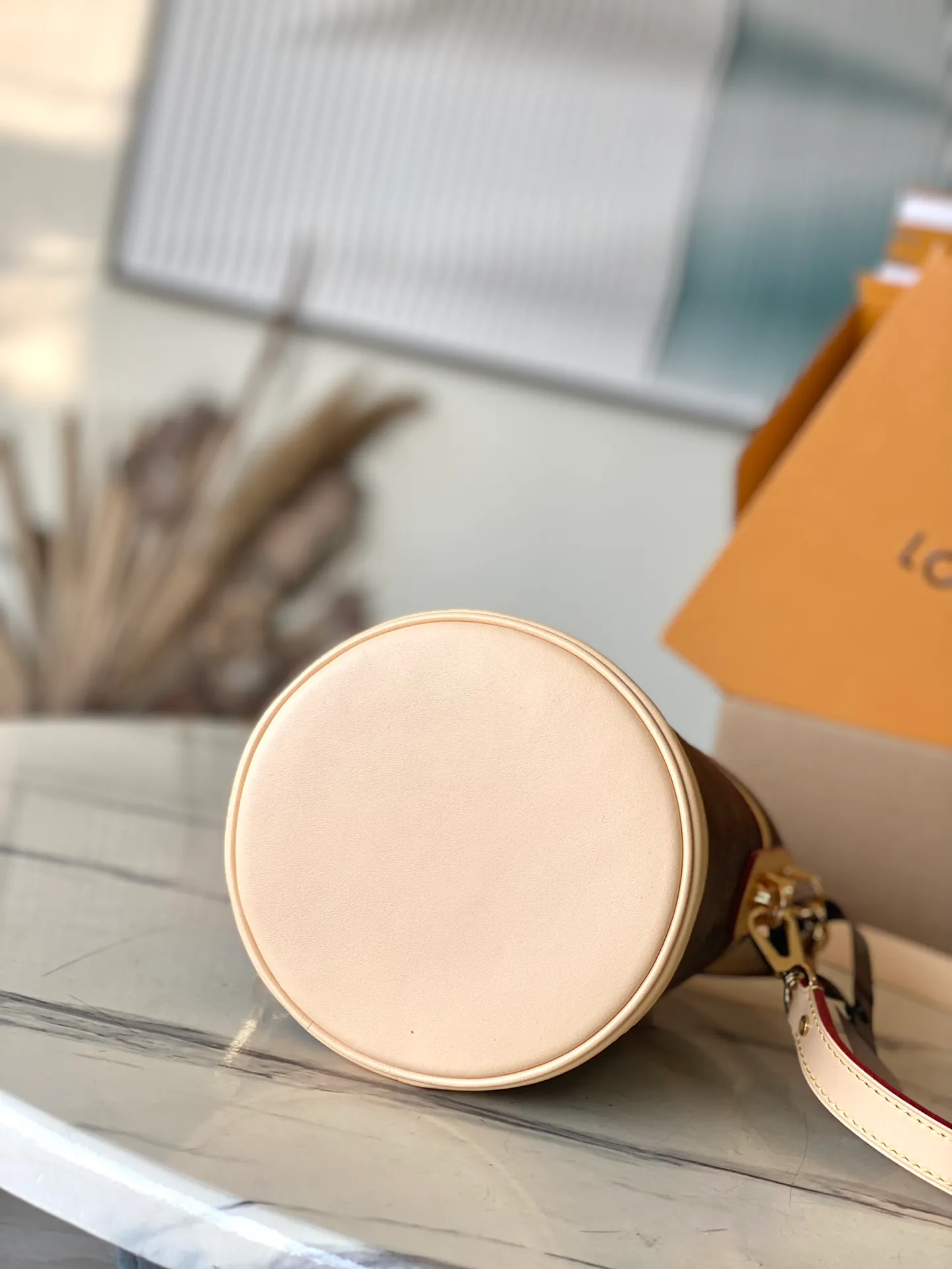 💰900 (steel hardware) top original order M43587 The much-loved Duffle handbag in the 2018 spring and summer series is an improved design by Nicolas Ghesquière, the artistic director of women's wear. Crafted from soft Monogram canvas and finished with the finely crafted signature S-shaped clasp, this hand-carryable or shoulder-shoulder bag is a stylish accessory for day or evening wear. Dimensions: 22 x 23 x 14 cm