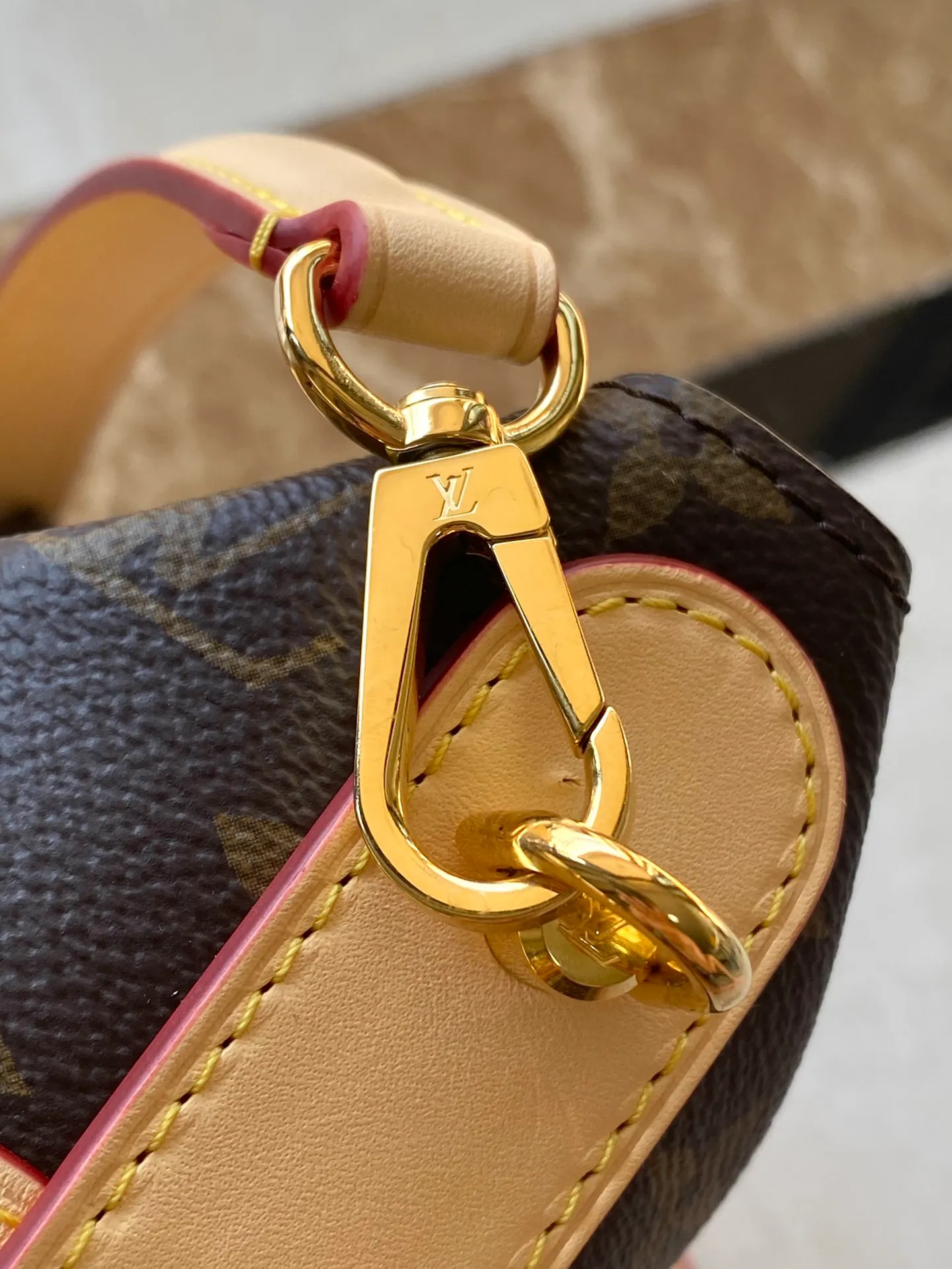 💰900 (steel hardware) top original order M43587 The much-loved Duffle handbag in the 2018 spring and summer series is an improved design by Nicolas Ghesquière, the artistic director of women's wear. Crafted from soft Monogram canvas and finished with the finely crafted signature S-shaped clasp, this hand-carryable or shoulder-shoulder bag is a stylish accessory for day or evening wear. Dimensions: 22 x 23 x 14 cm
