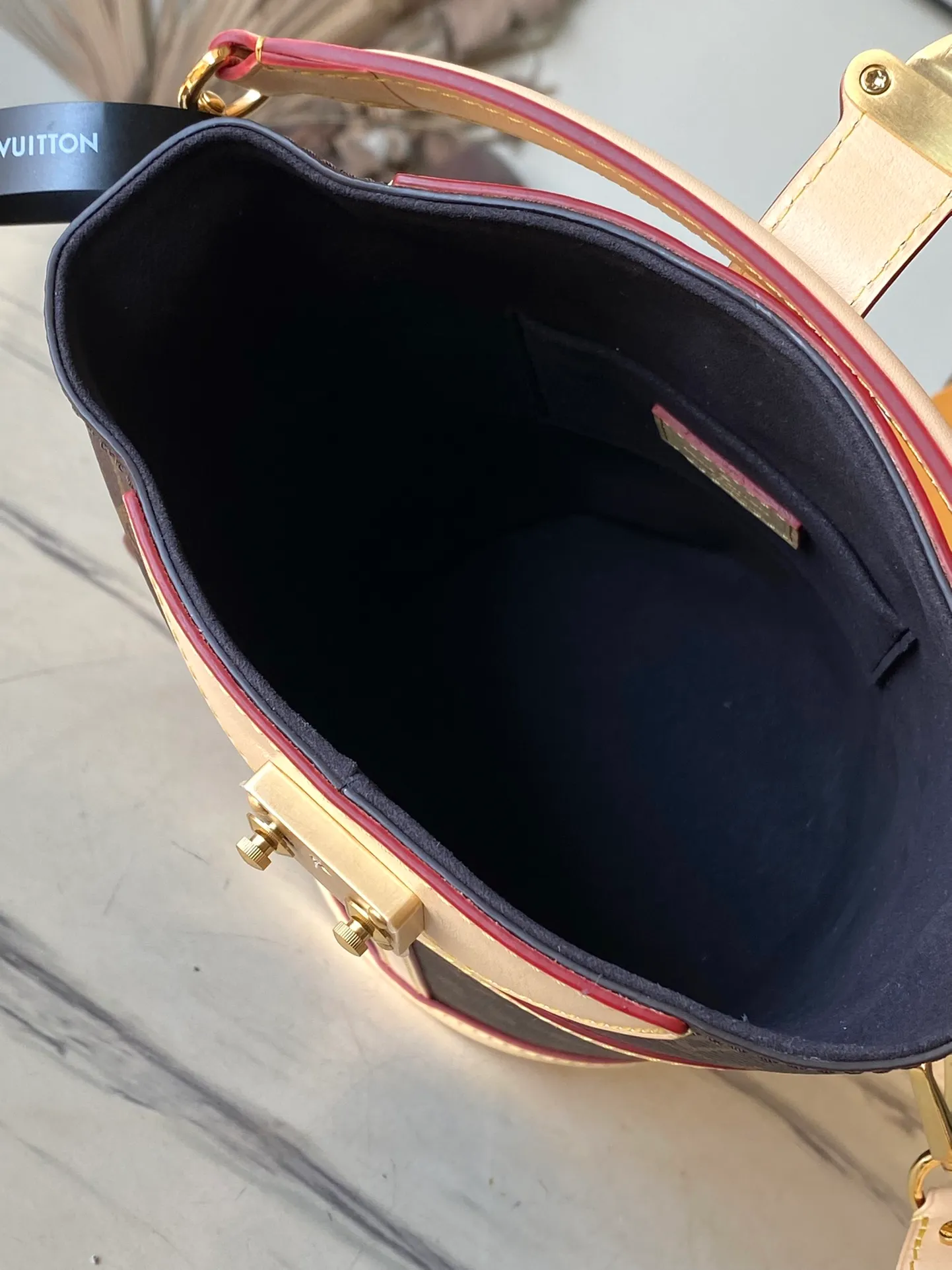 💰900 (steel hardware) top original order M43587 The much-loved Duffle handbag in the 2018 spring and summer series is an improved design by Nicolas Ghesquière, the artistic director of women's wear. Crafted from soft Monogram canvas and finished with the finely crafted signature S-shaped clasp, this hand-carryable or shoulder-shoulder bag is a stylish accessory for day or evening wear. Dimensions: 22 x 23 x 14 cm