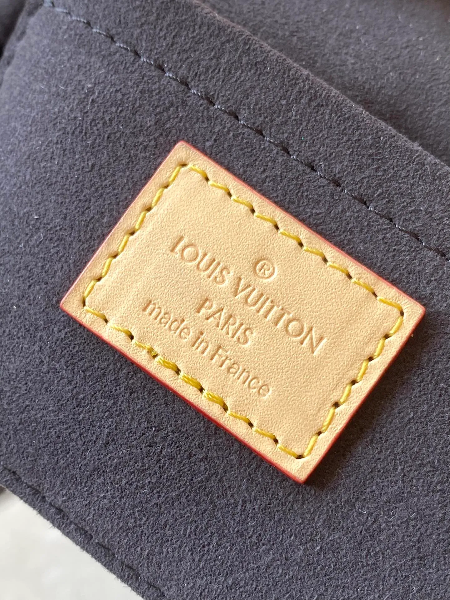 💰900 (steel hardware) top original order M43587 The much-loved Duffle handbag in the 2018 spring and summer series is an improved design by Nicolas Ghesquière, the artistic director of women's wear. Crafted from soft Monogram canvas and finished with the finely crafted signature S-shaped clasp, this hand-carryable or shoulder-shoulder bag is a stylish accessory for day or evening wear. Dimensions: 22 x 23 x 14 cm