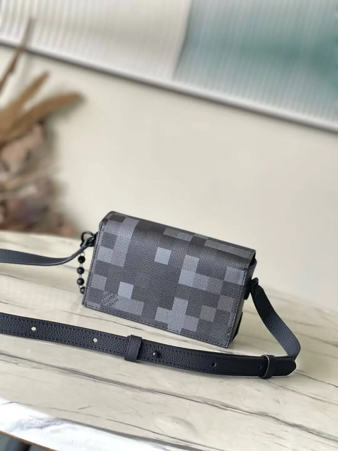 💰980 Top Original Order M14923 This Steamer mini handbag is made of Damoflage Black coated canvas to reflect Pharrell Williams' elegant and elegant design. Pixelated Damier Graphite pattern creates a modern look. The square lock buckle connects to the delicate bead chain, and the adjustable shoulder strap allows for shoulder or cross-body wear. Dimensions: 18 × 11 × 6.5 cm